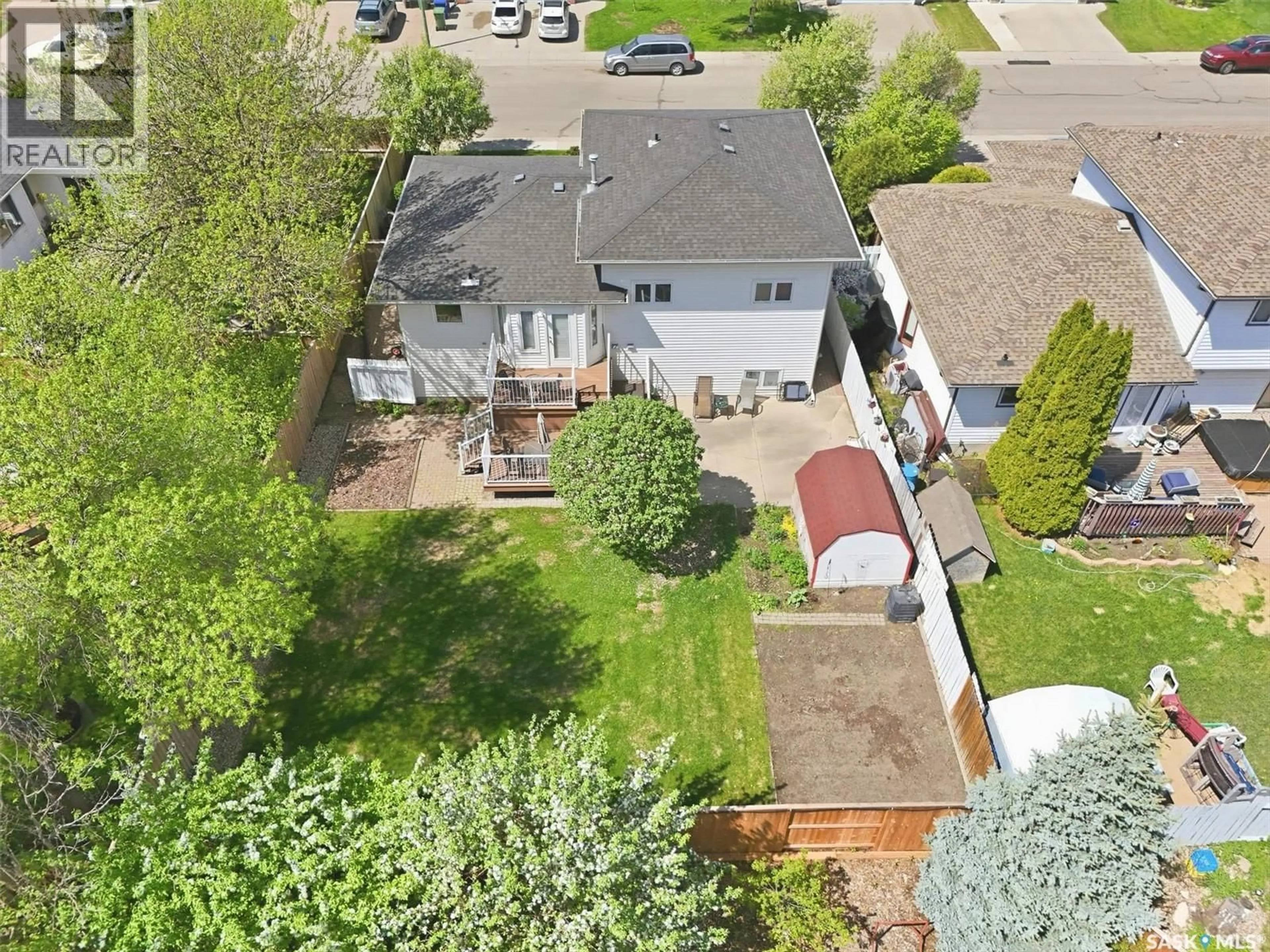 A pic from outside/outdoor area/front of a property/back of a property/a pic from drone, street for 314 BORNSTEIN CRESCENT, Saskatoon Saskatchewan S7N3Y3