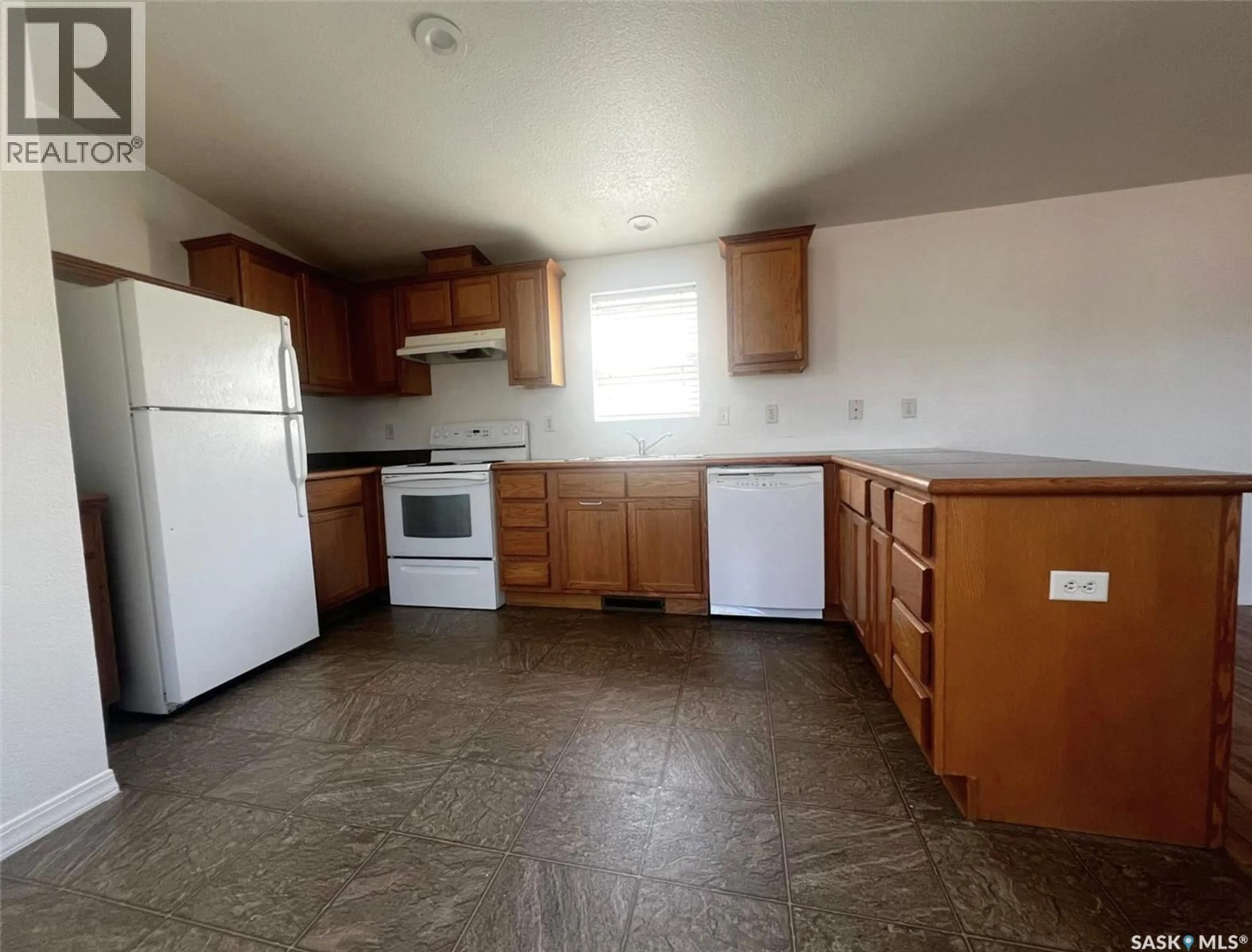 Standard kitchen, unknown for 132 PRAIRIE SUN COURT, Swift Current Saskatchewan S9H3X6