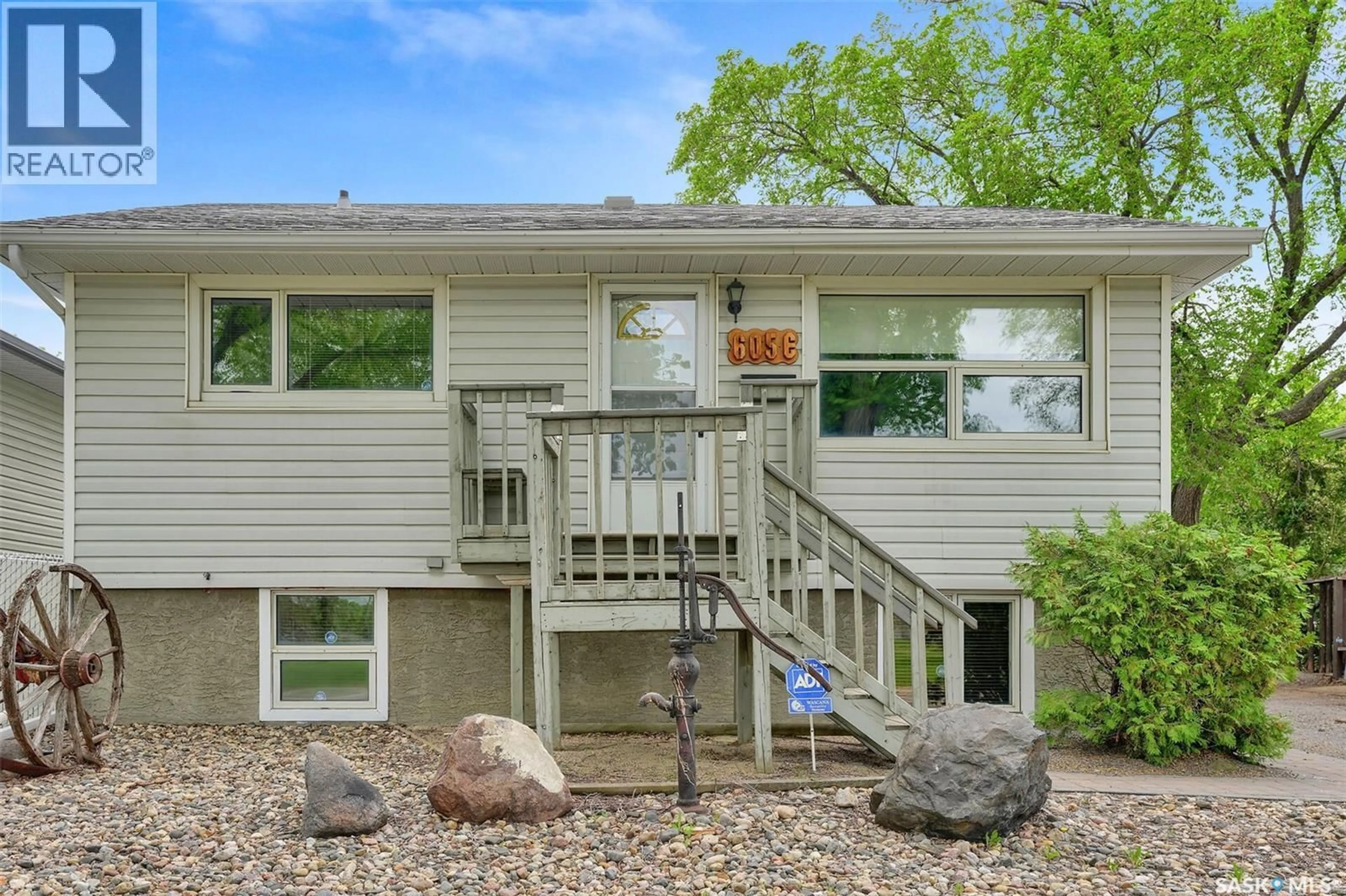 Home with vinyl exterior material, unknown for 605 COLLEGE AVENUE, Regina Saskatchewan S4N0W3