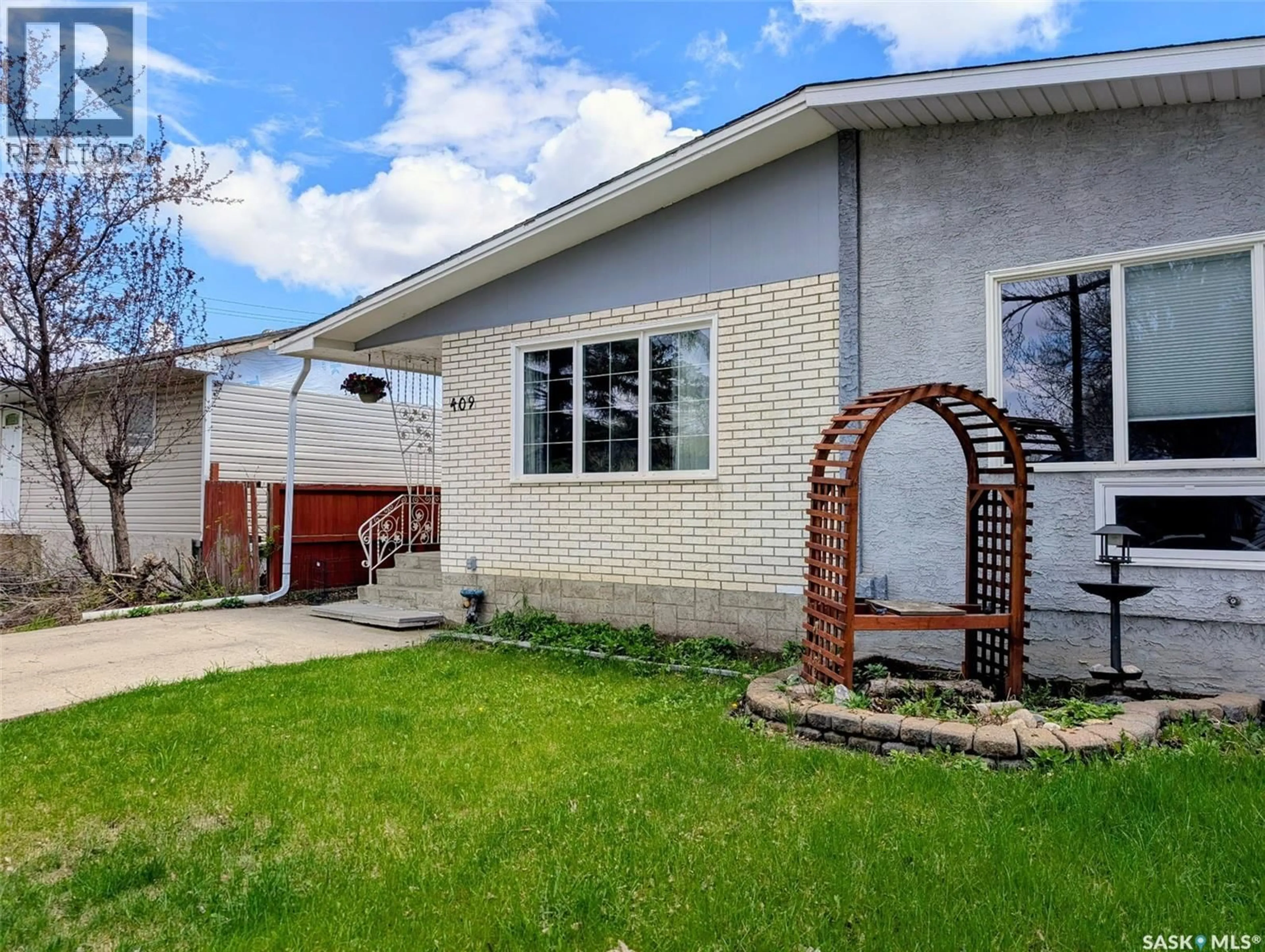 Home with vinyl exterior material, street for 409 CORNWALL STREET, Regina Saskatchewan S4R2G9