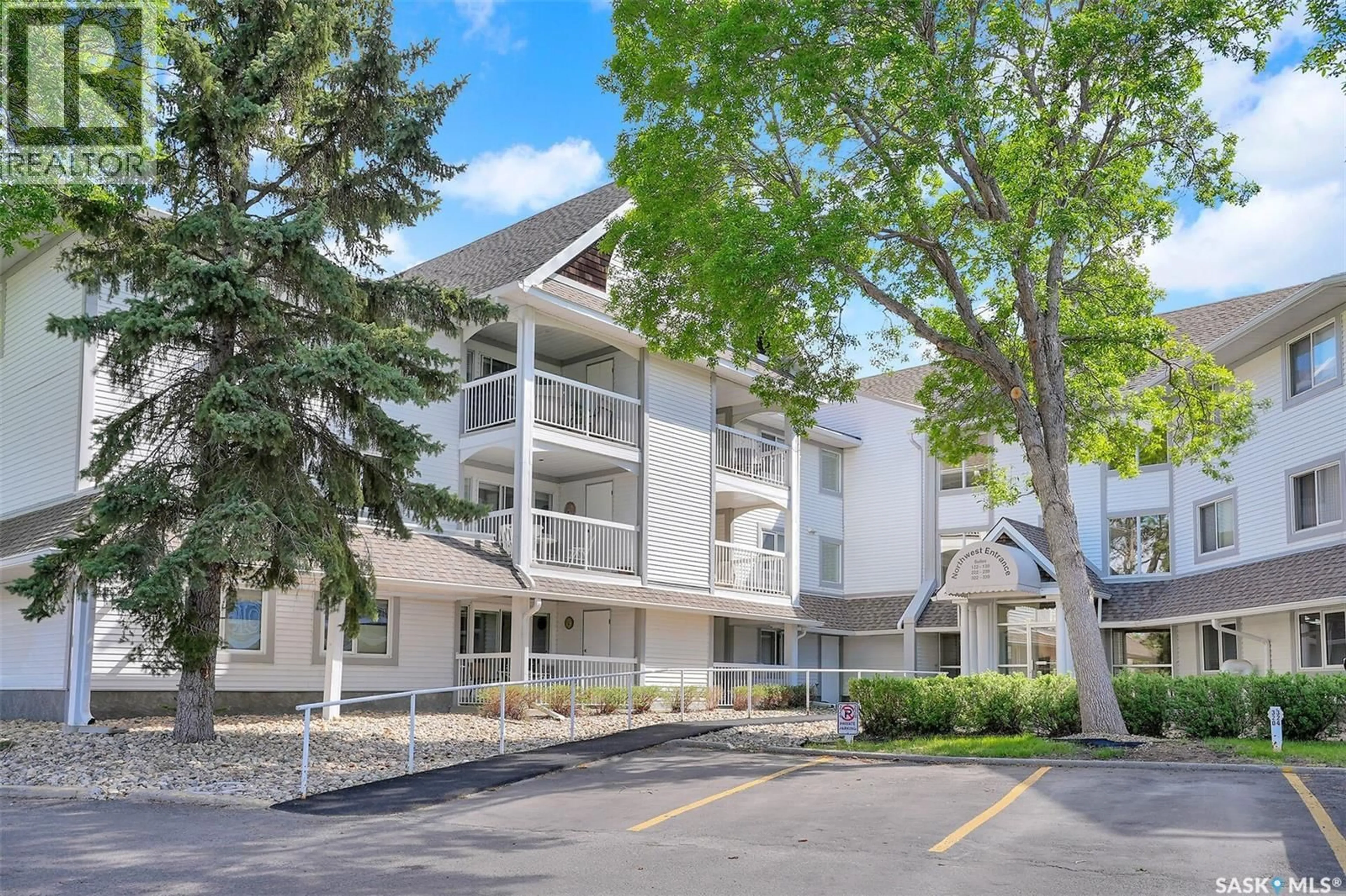 Patio, mountain view for 960 - 139 ASSINIBOINE AVENUE, Regina Saskatchewan S4V2P8
