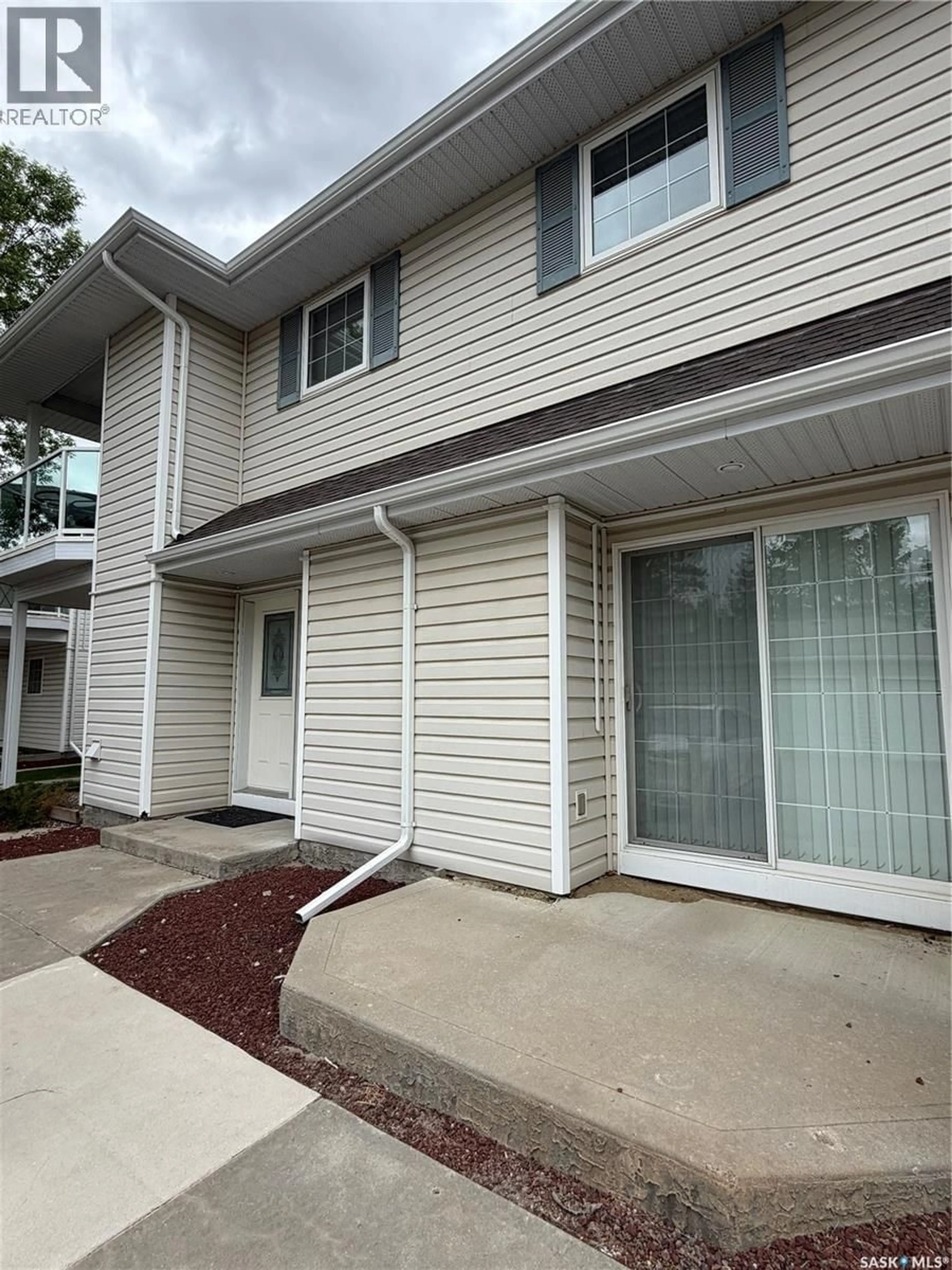 Home with vinyl exterior material, unknown for 5424 ROCHDALE BOULEVARD, Regina Saskatchewan S4X4M8