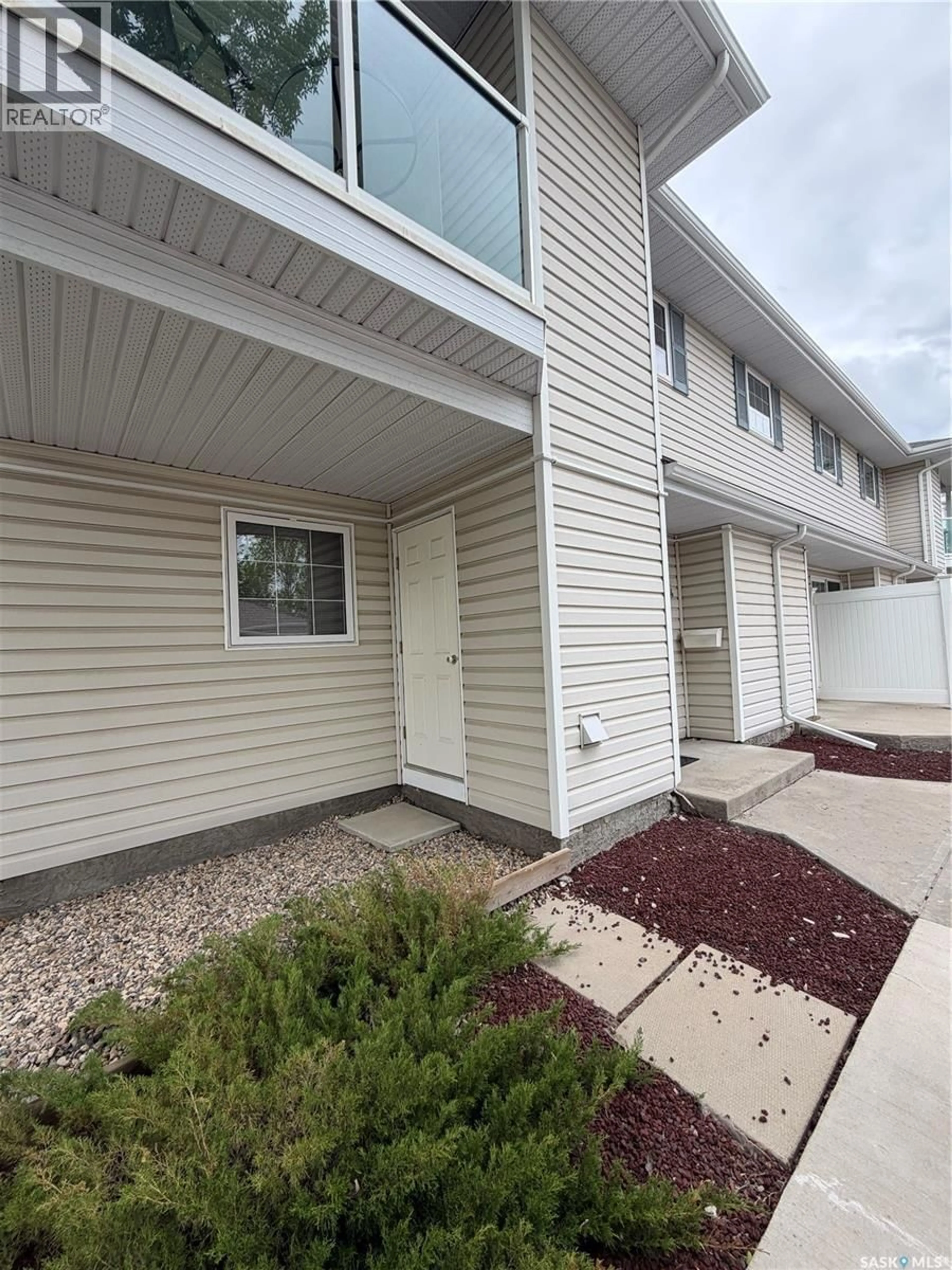 Home with vinyl exterior material, street for 5424 ROCHDALE BOULEVARD, Regina Saskatchewan S4X4M8
