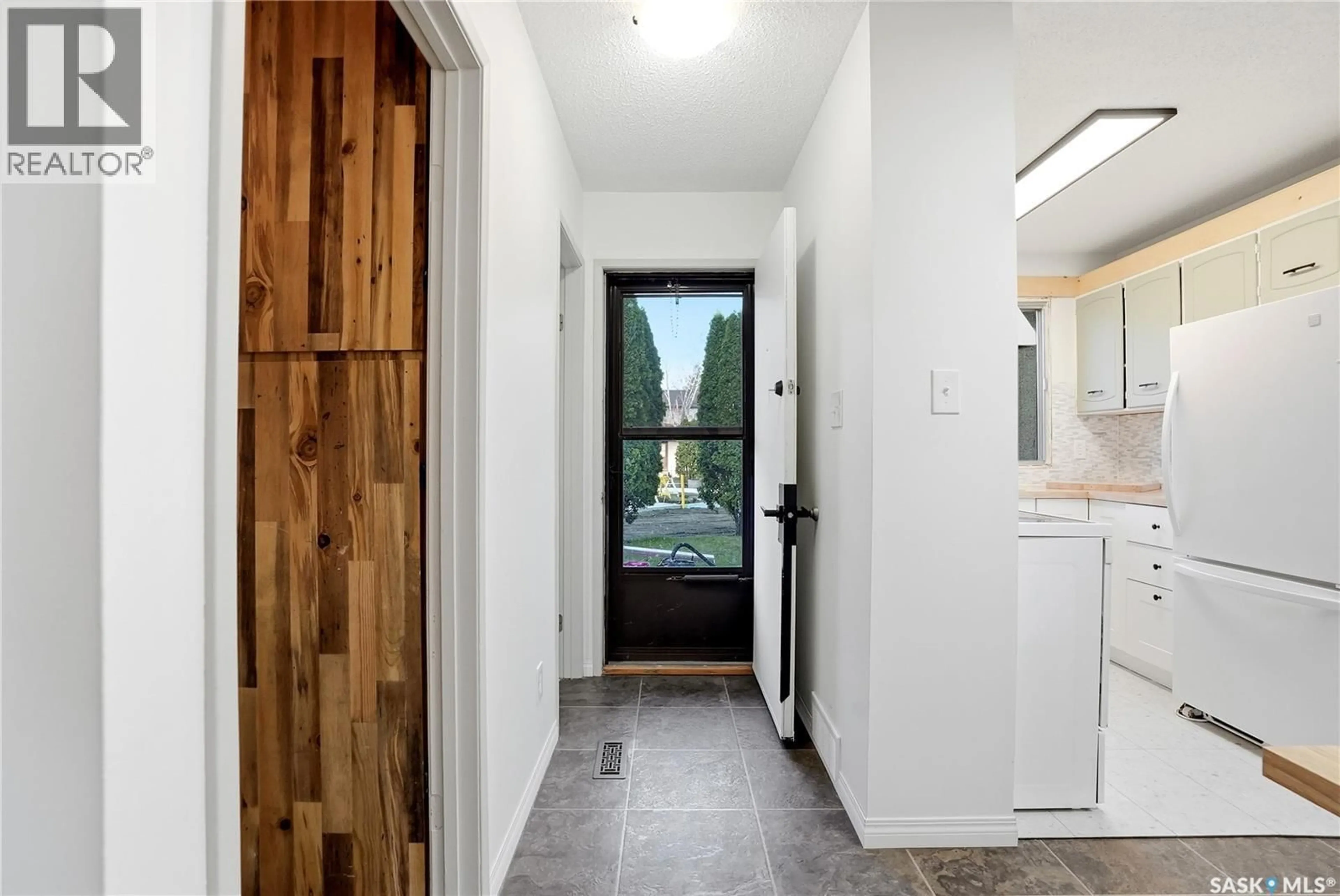Indoor entryway for 93 - 1128 MCKERCHER DRIVE, Saskatoon Saskatchewan S7H4Y7