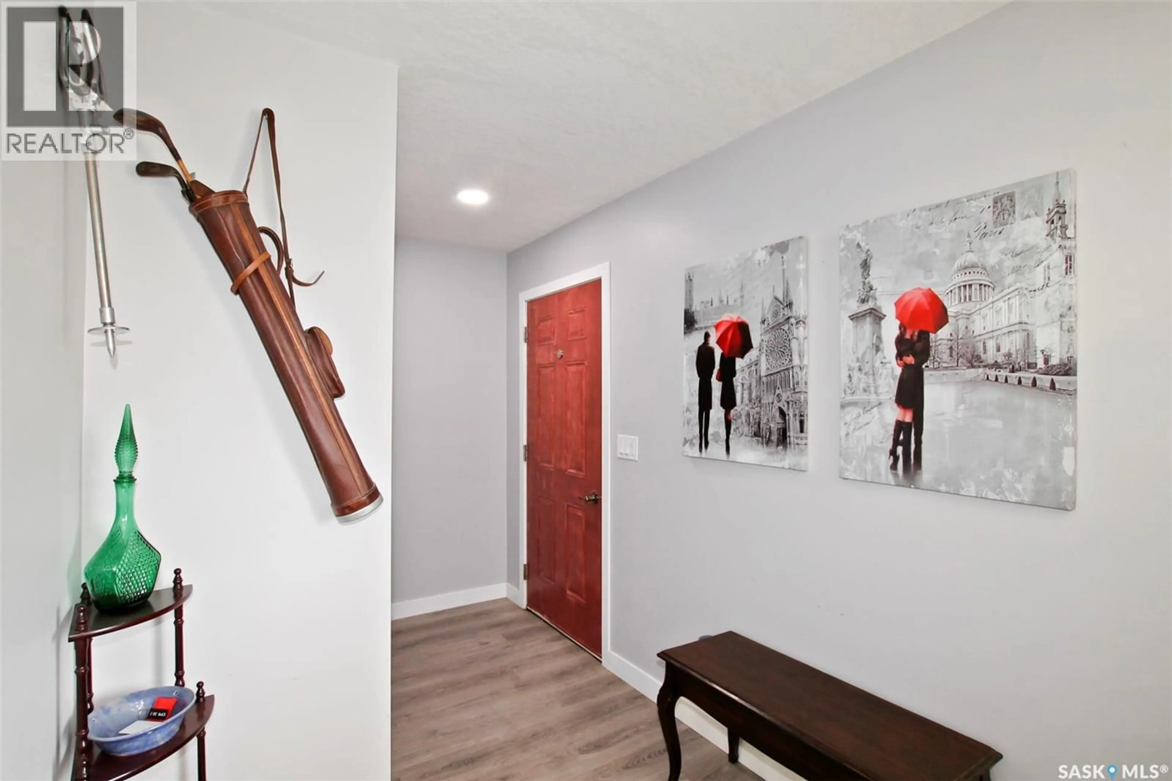 Indoor entryway for 351 4TH AVENUE, Swift Current Saskatchewan S9H0V1