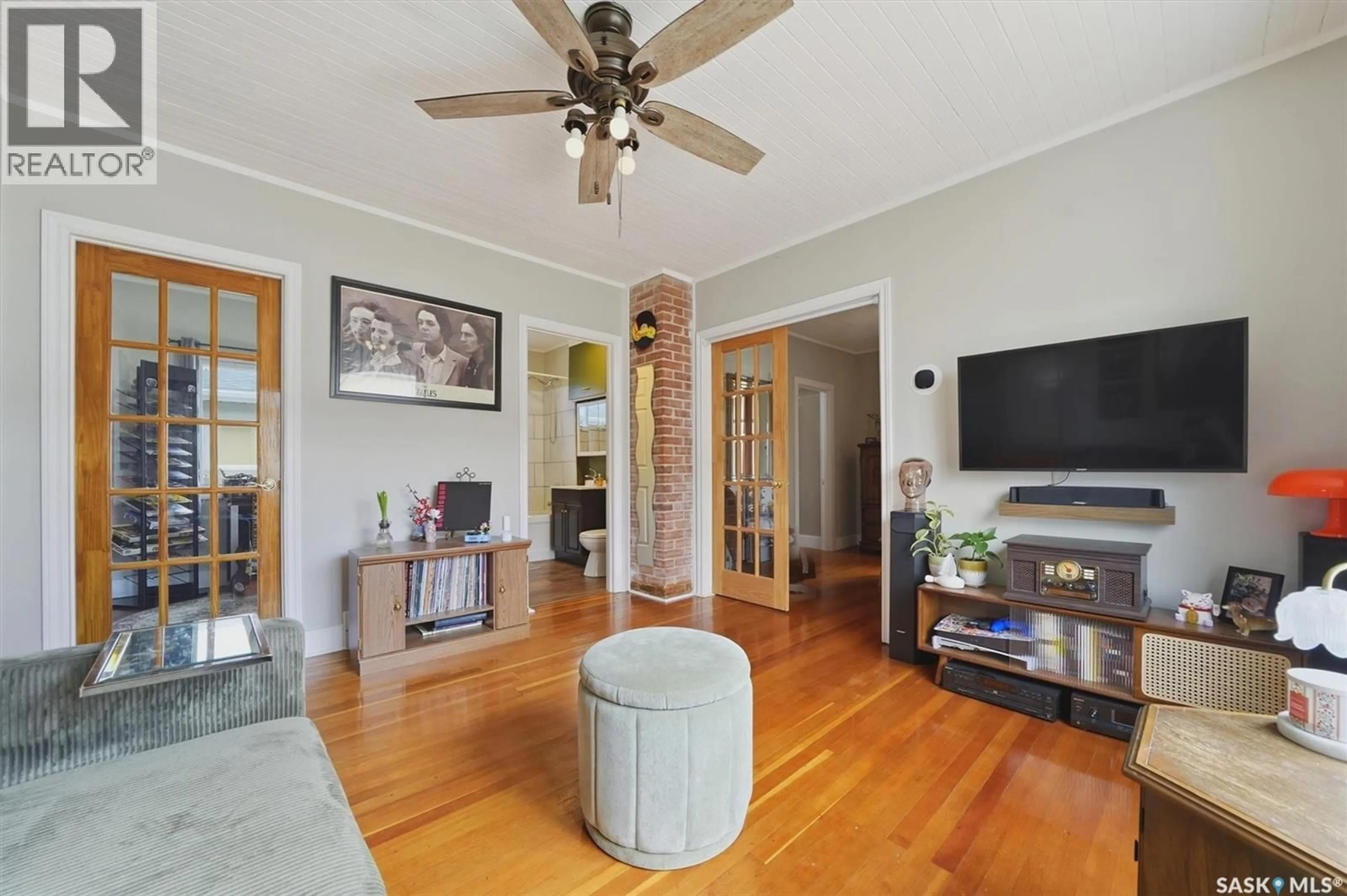 Living room with furniture, unknown for 811 O AVENUE, Saskatoon Saskatchewan S7M2S6