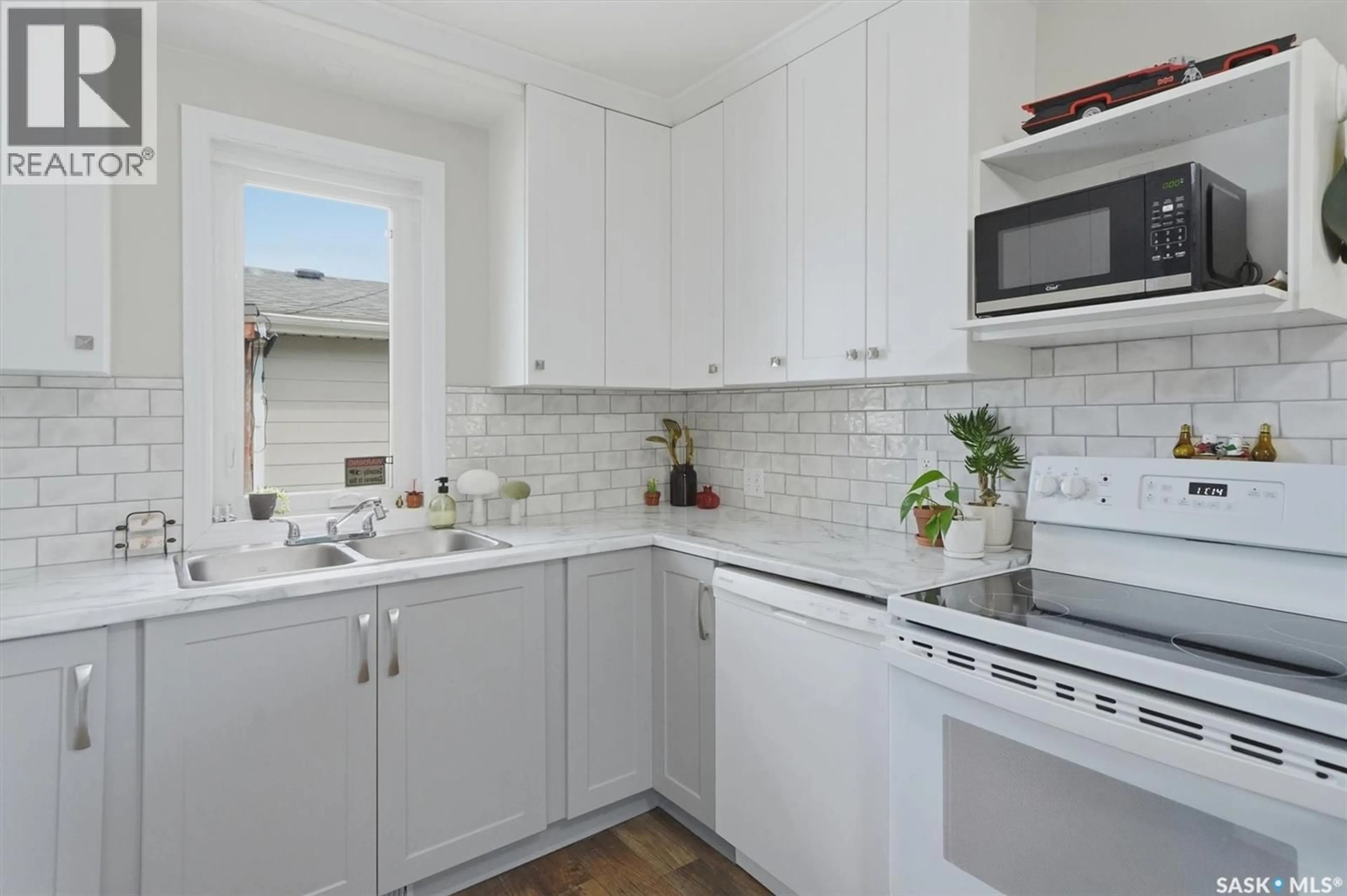 Standard kitchen, ceramic/tile floor for 811 O AVENUE, Saskatoon Saskatchewan S7M2S6