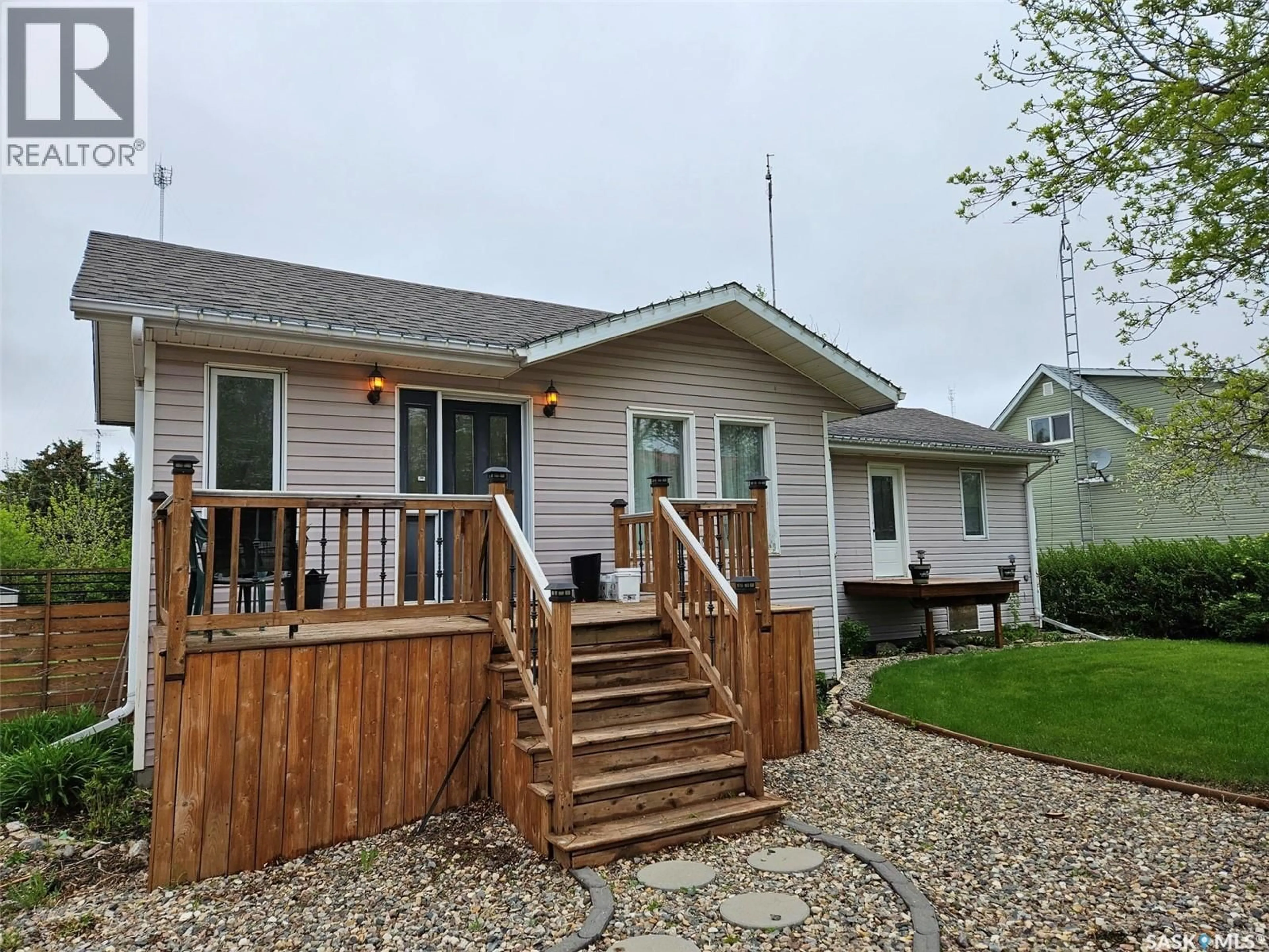 Home with vinyl exterior material, unknown for 306 WEST 1ST STREET, Alida Saskatchewan S0C0B0