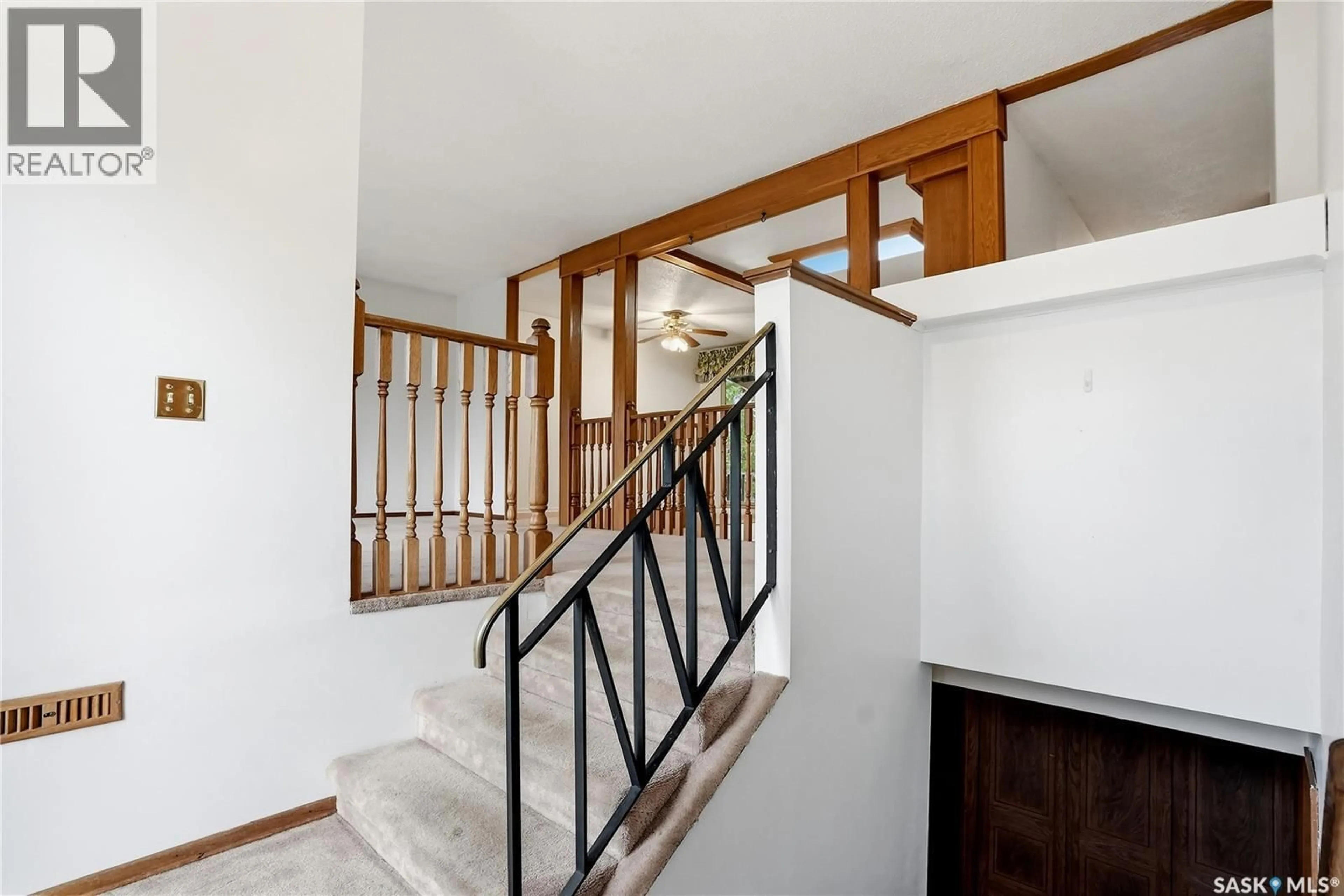 Indoor foyer for 6007 4TH STREET, Rosthern Saskatchewan S0K3R0