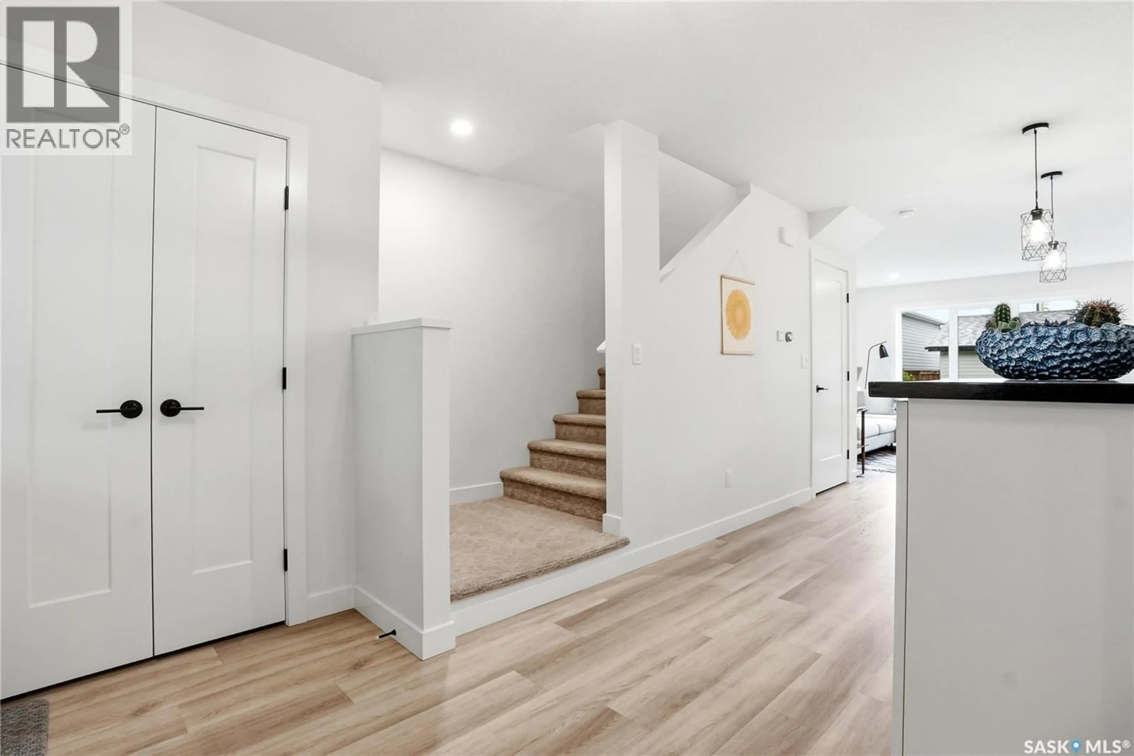 Indoor entryway for 1719 LORNE AVENUE, Saskatoon Saskatchewan S7H1Y3