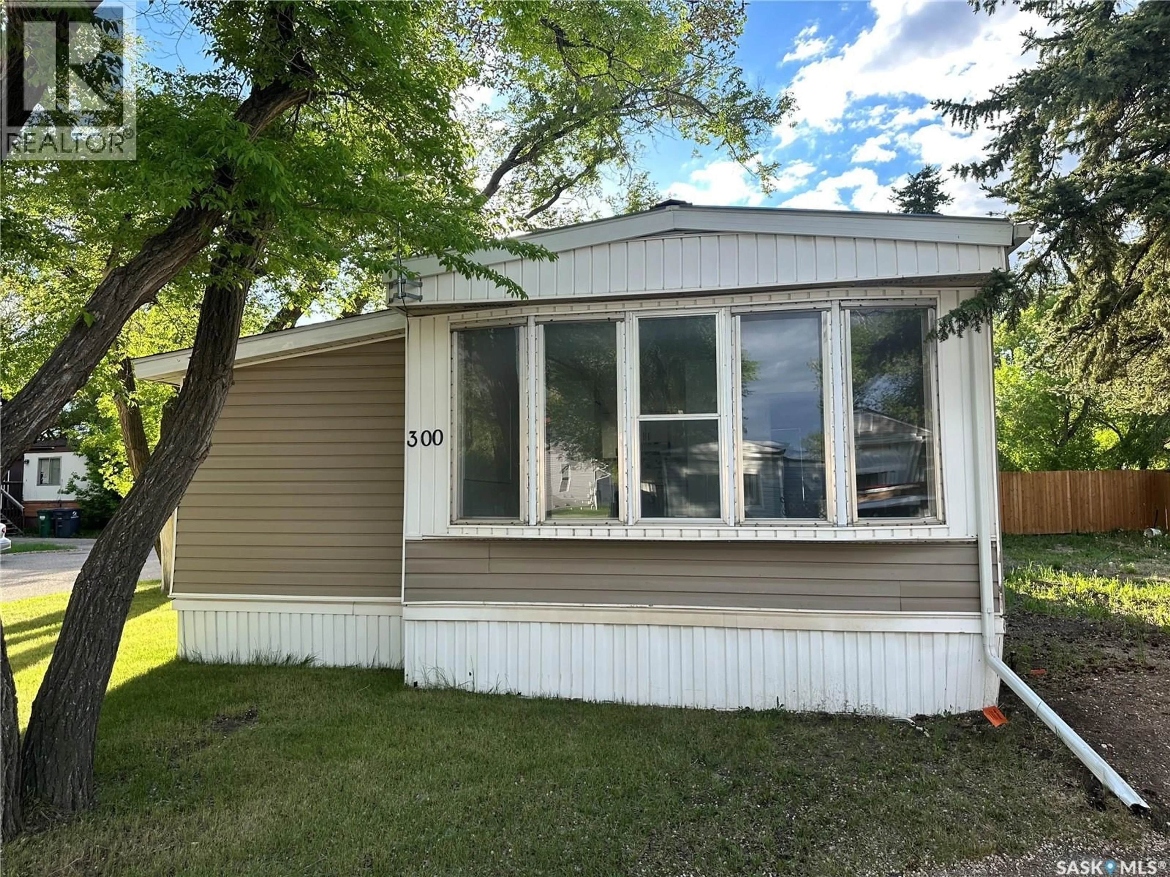 Home with vinyl exterior material, water/lake/river/ocean view for 300 1524 RAYNER AVENUE, Saskatoon Saskatchewan S7N1Y1