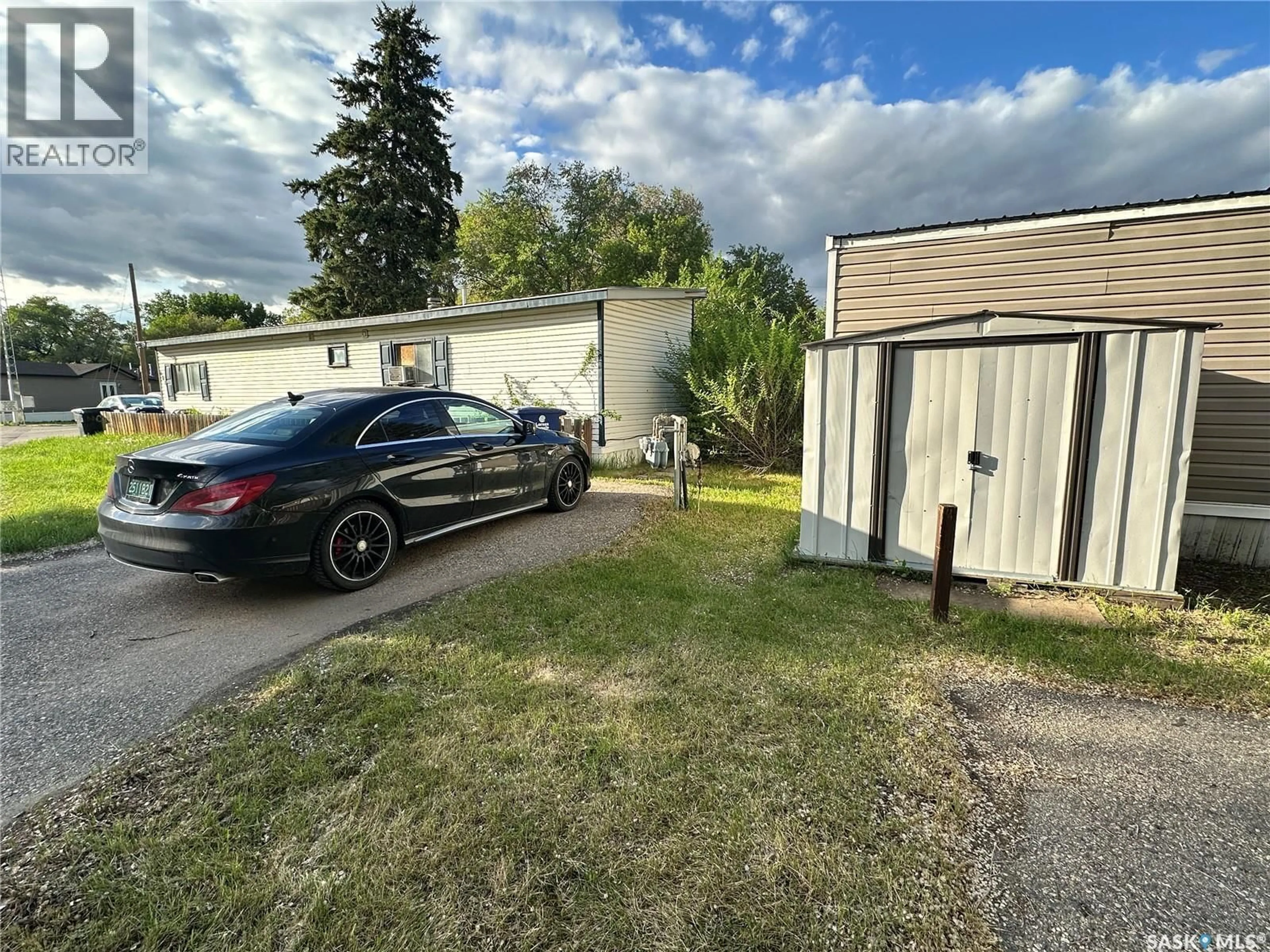 A pic from outside/outdoor area/front of a property/back of a property/a pic from drone, street for 300 1524 RAYNER AVENUE, Saskatoon Saskatchewan S7N1Y1