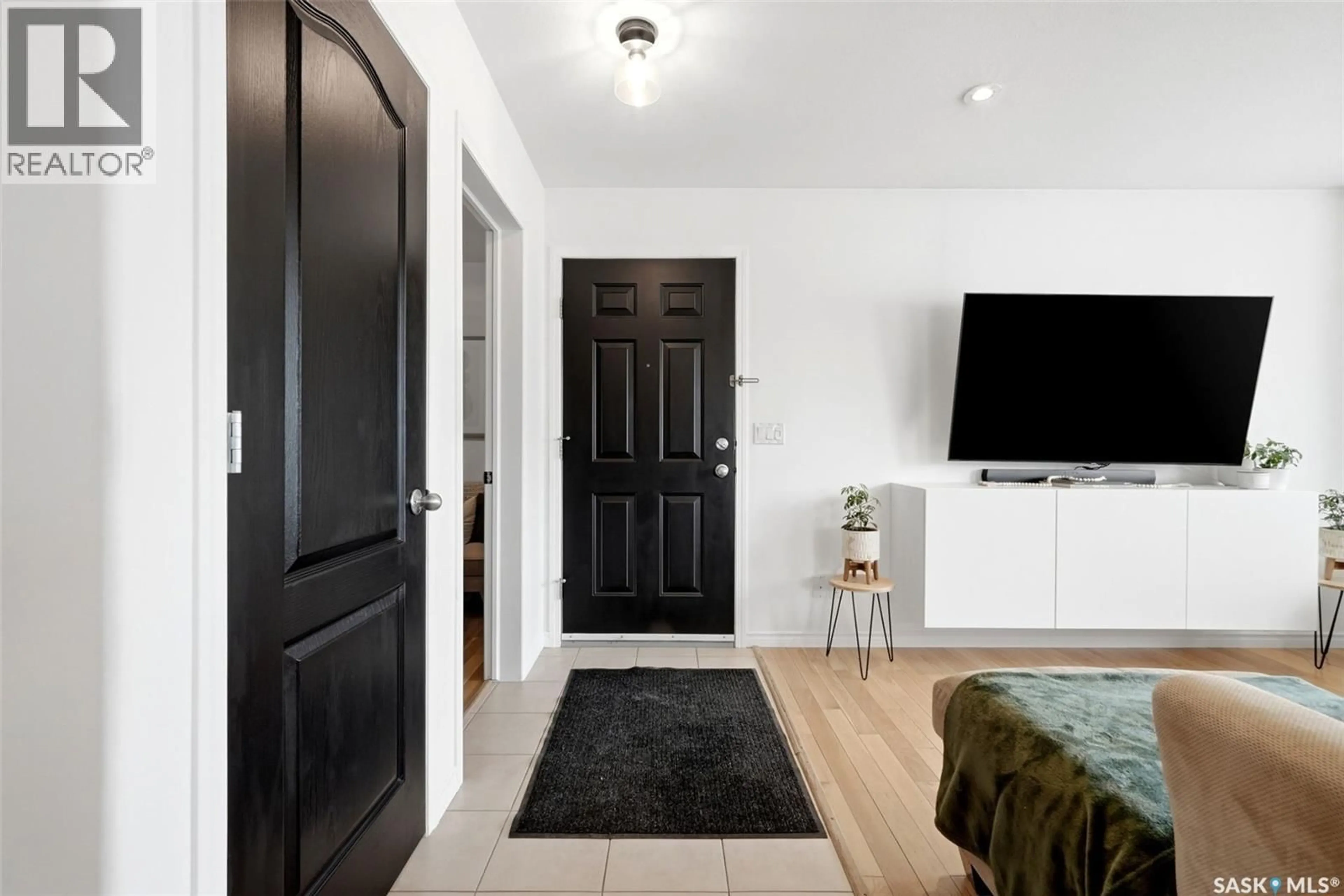 Indoor entryway for 4042 BUCKINGHAM DRIVE, Regina Saskatchewan S4V3A9