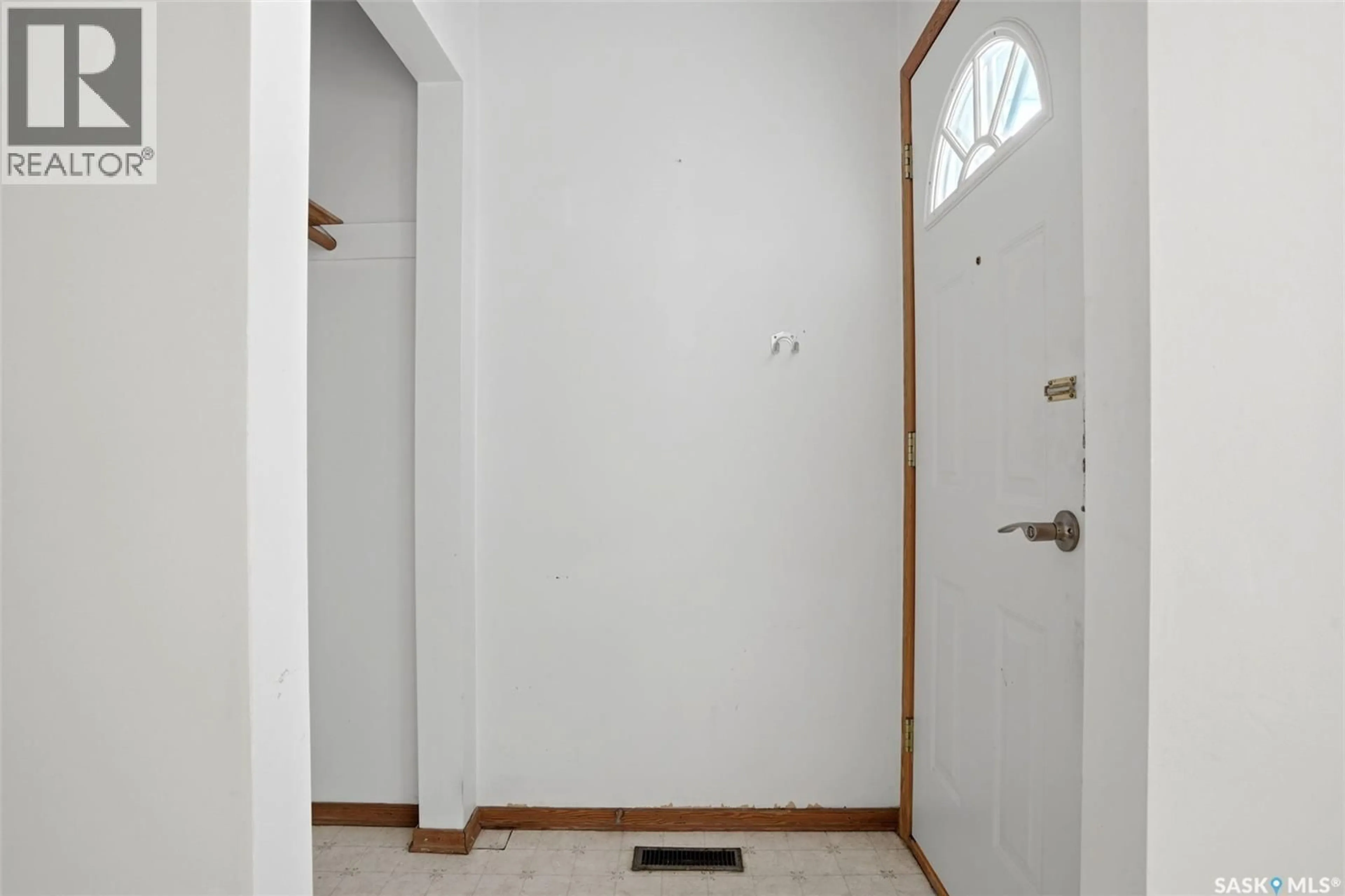 Indoor entryway for 2078 MCARA STREET, Regina Saskatchewan S4N2V6