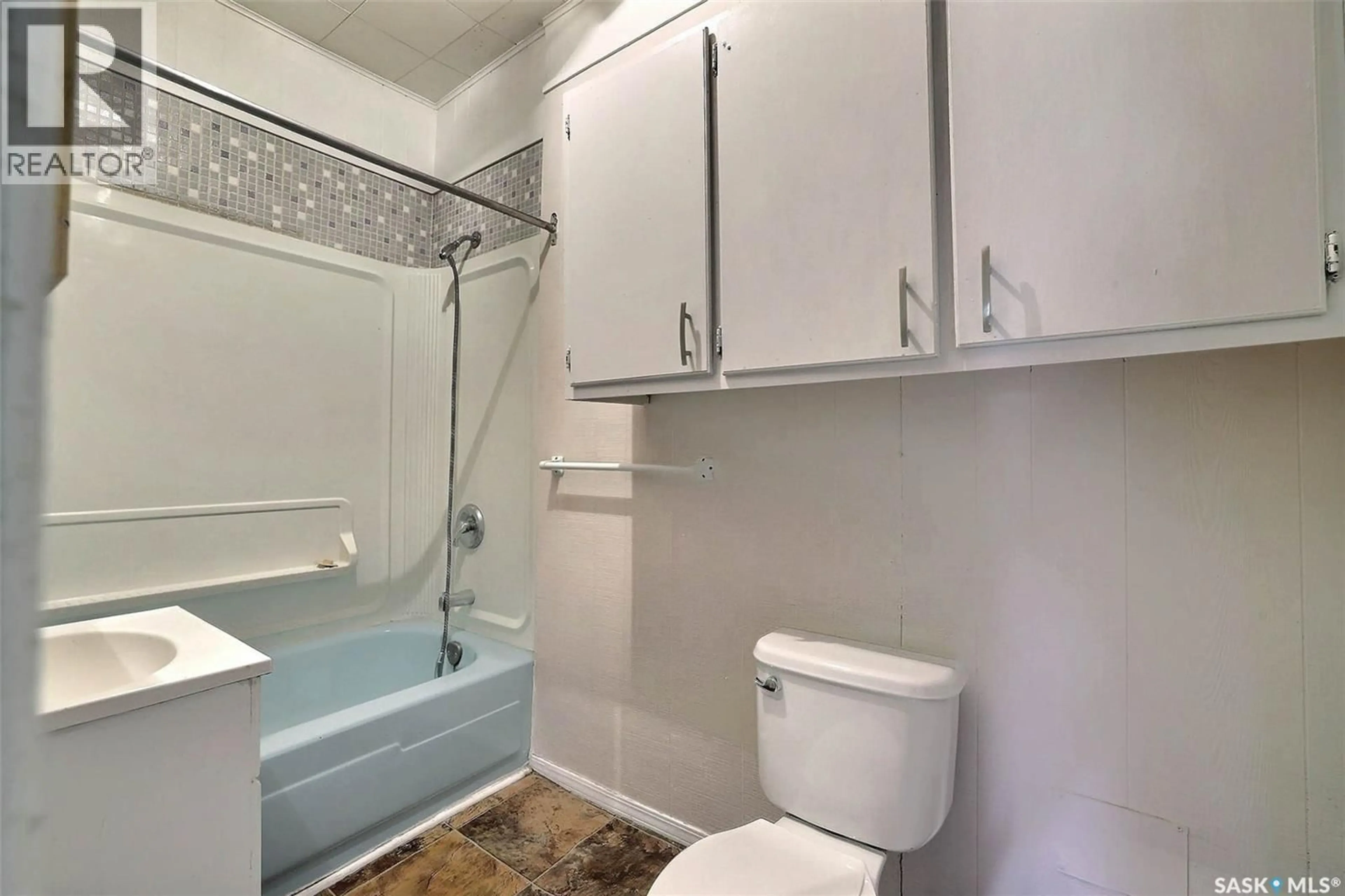 Standard bathroom, ceramic/tile floor for 2030 QUEEN STREET, Regina Saskatchewan S4T4C1