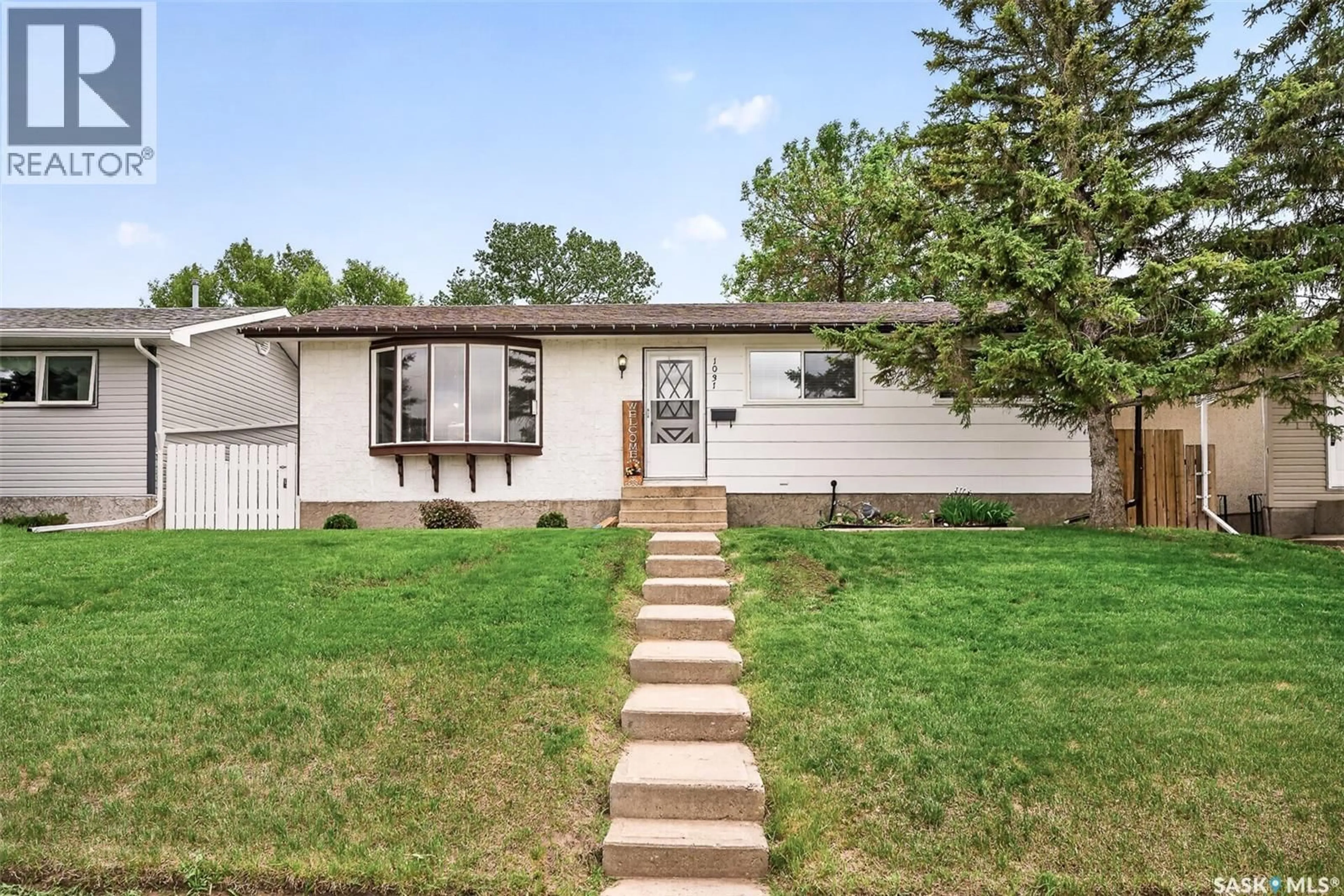 Home with vinyl exterior material, street for 1031 ROSS STREET, Moose Jaw Saskatchewan S6H7H4