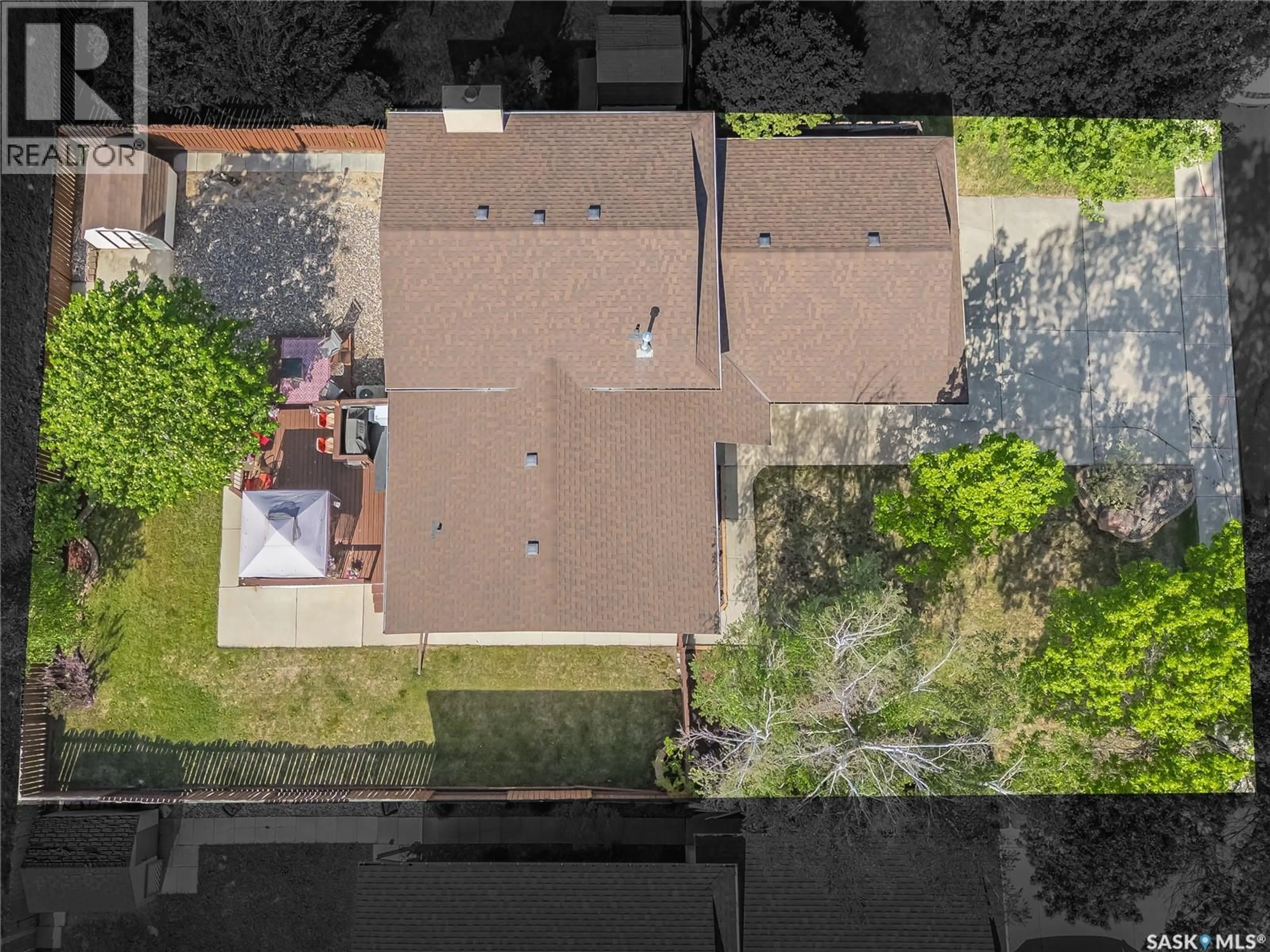 A pic from outside/outdoor area/front of a property/back of a property/a pic from drone, street for 114 SUMNER CRESCENT, Saskatoon Saskatchewan S7L7A4