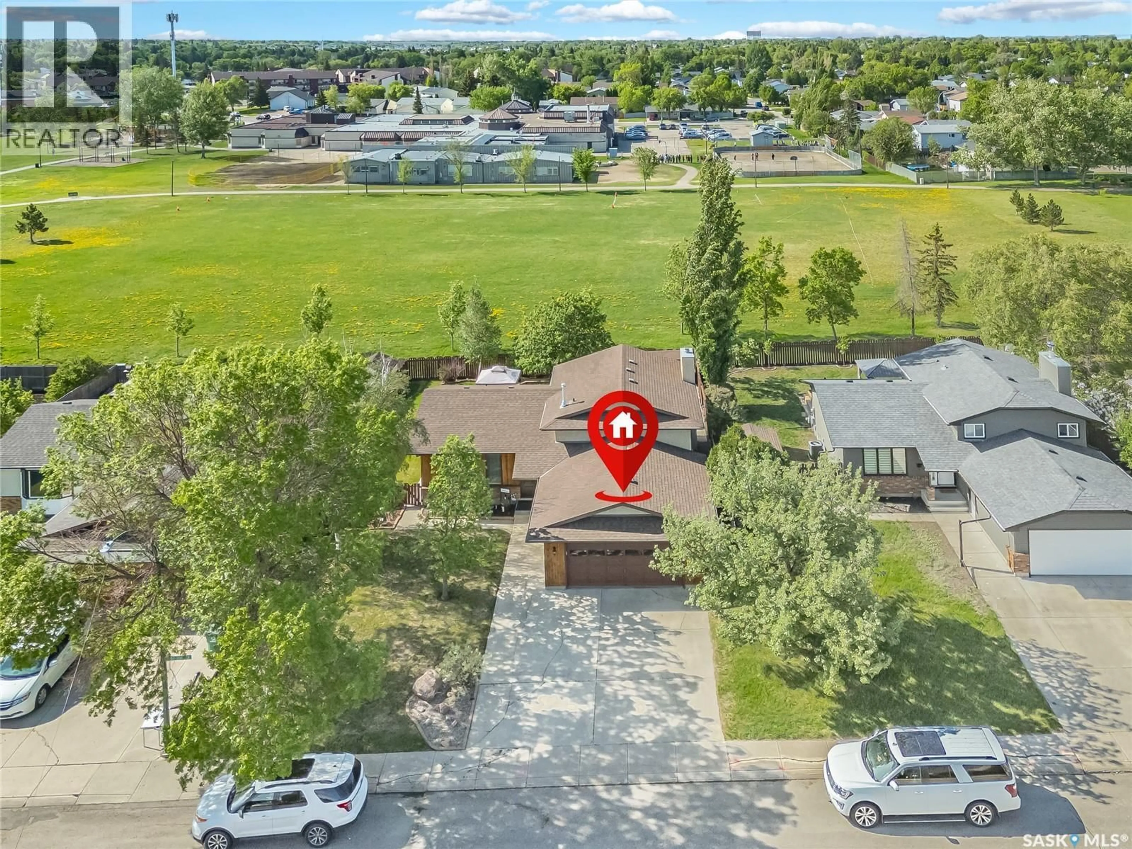 A pic from outside/outdoor area/front of a property/back of a property/a pic from drone, unknown for 114 SUMNER CRESCENT, Saskatoon Saskatchewan S7L7A4