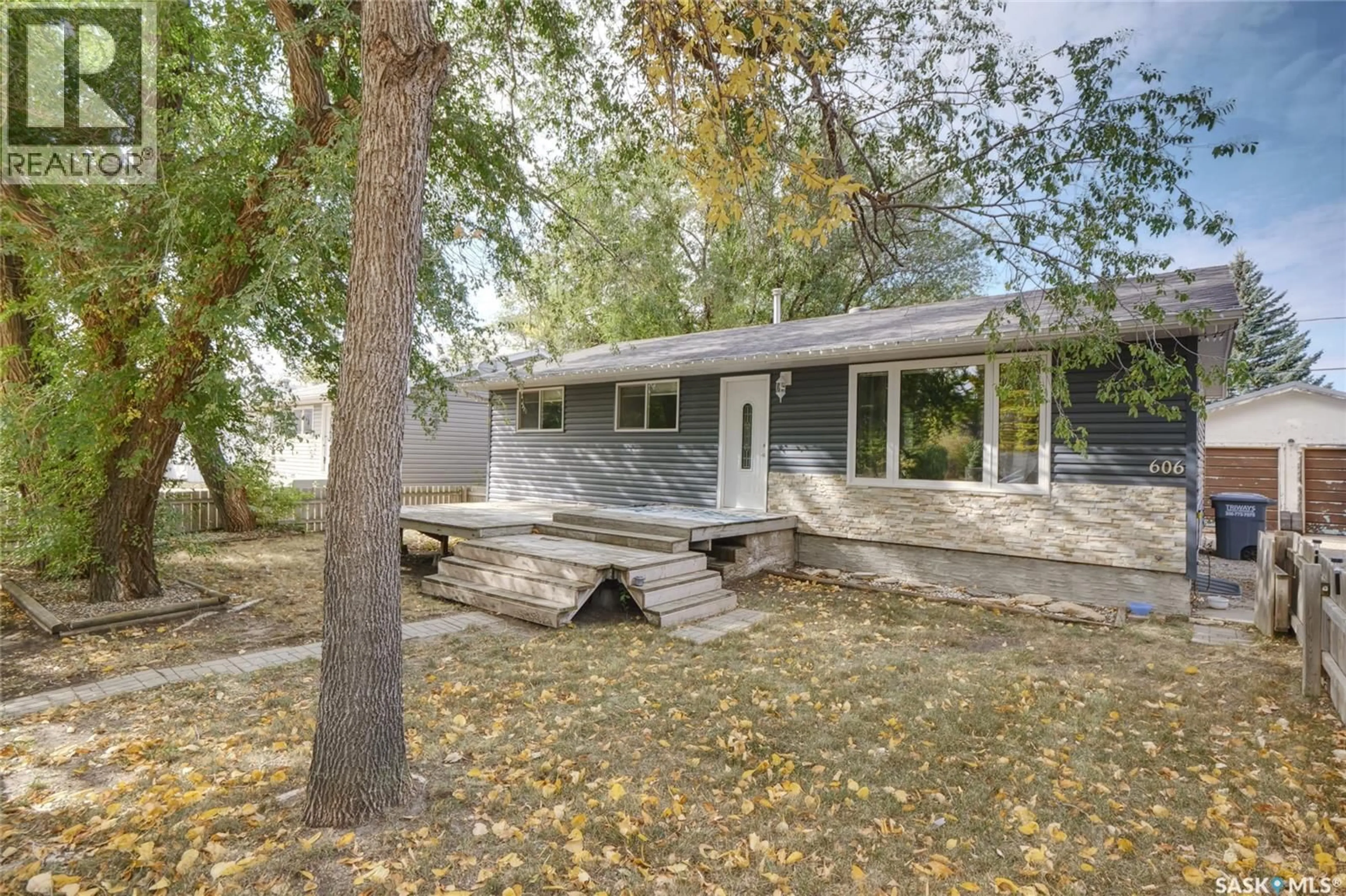 Home with vinyl exterior material, street for 606 6TH STREET, Chaplin Saskatchewan S0H0V0