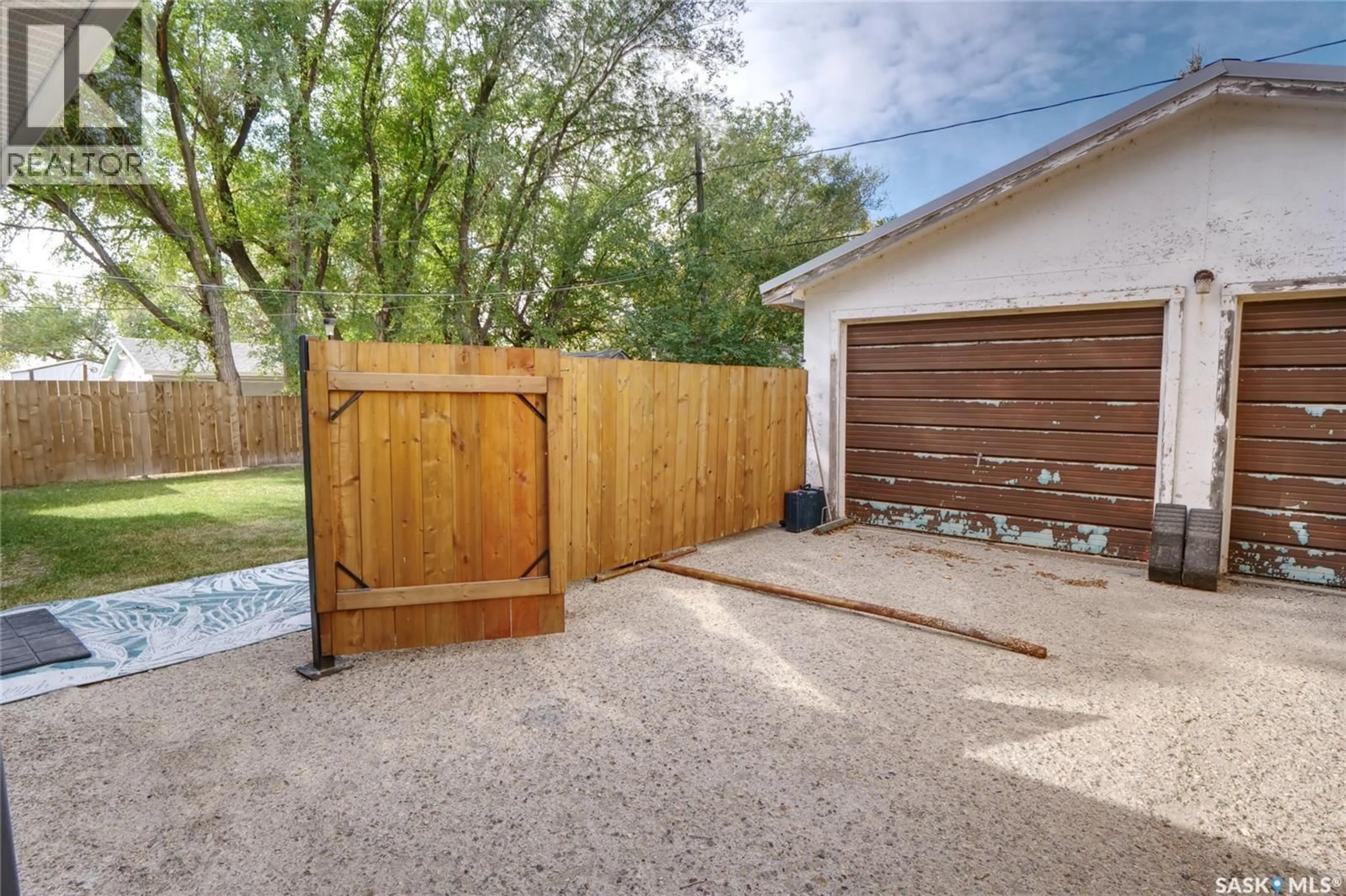 Patio, street for 606 6TH STREET, Chaplin Saskatchewan S0H0V0