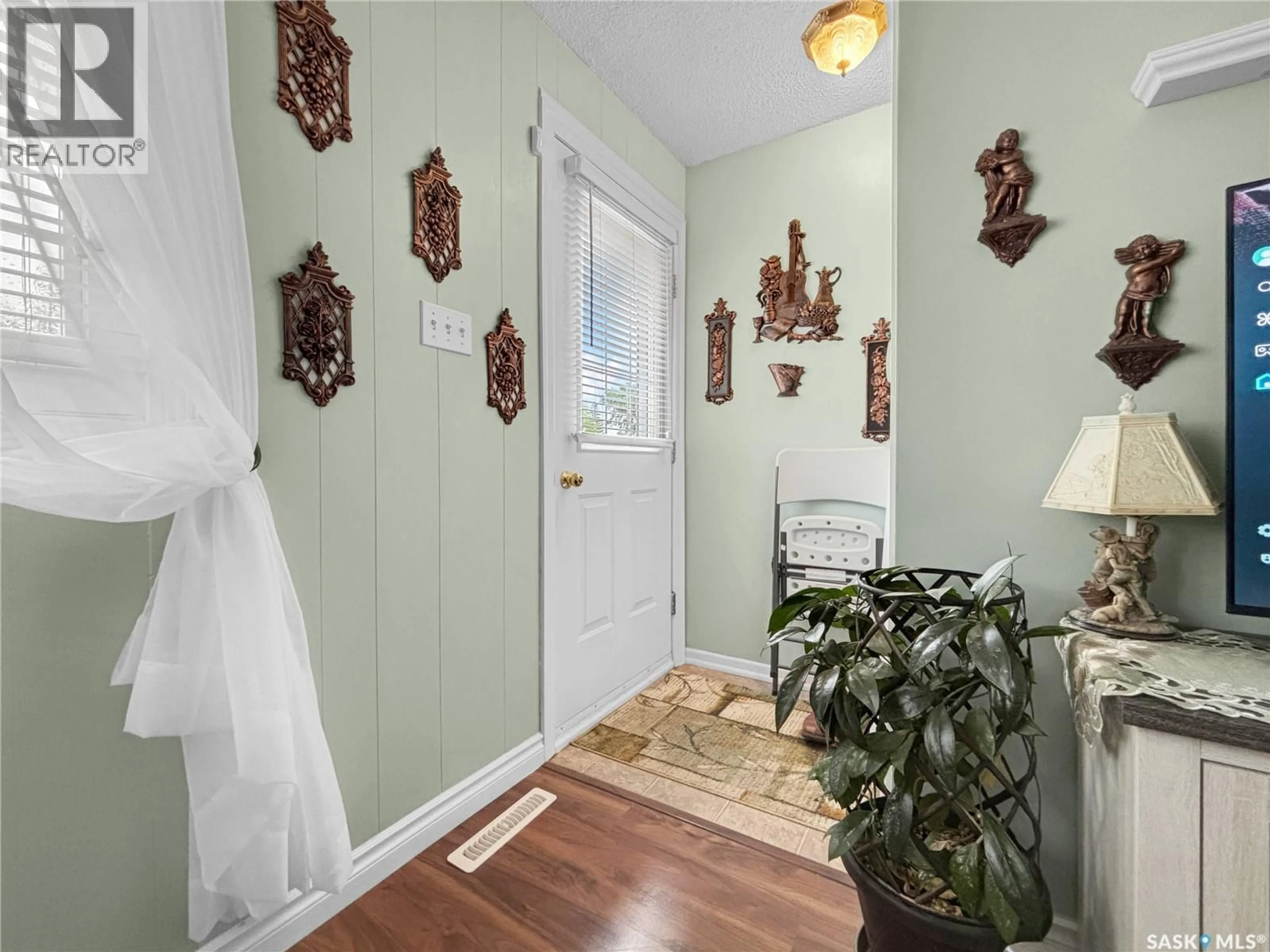 Indoor entryway for 714 S AVENUE N, Saskatoon Saskatchewan S7L3A3