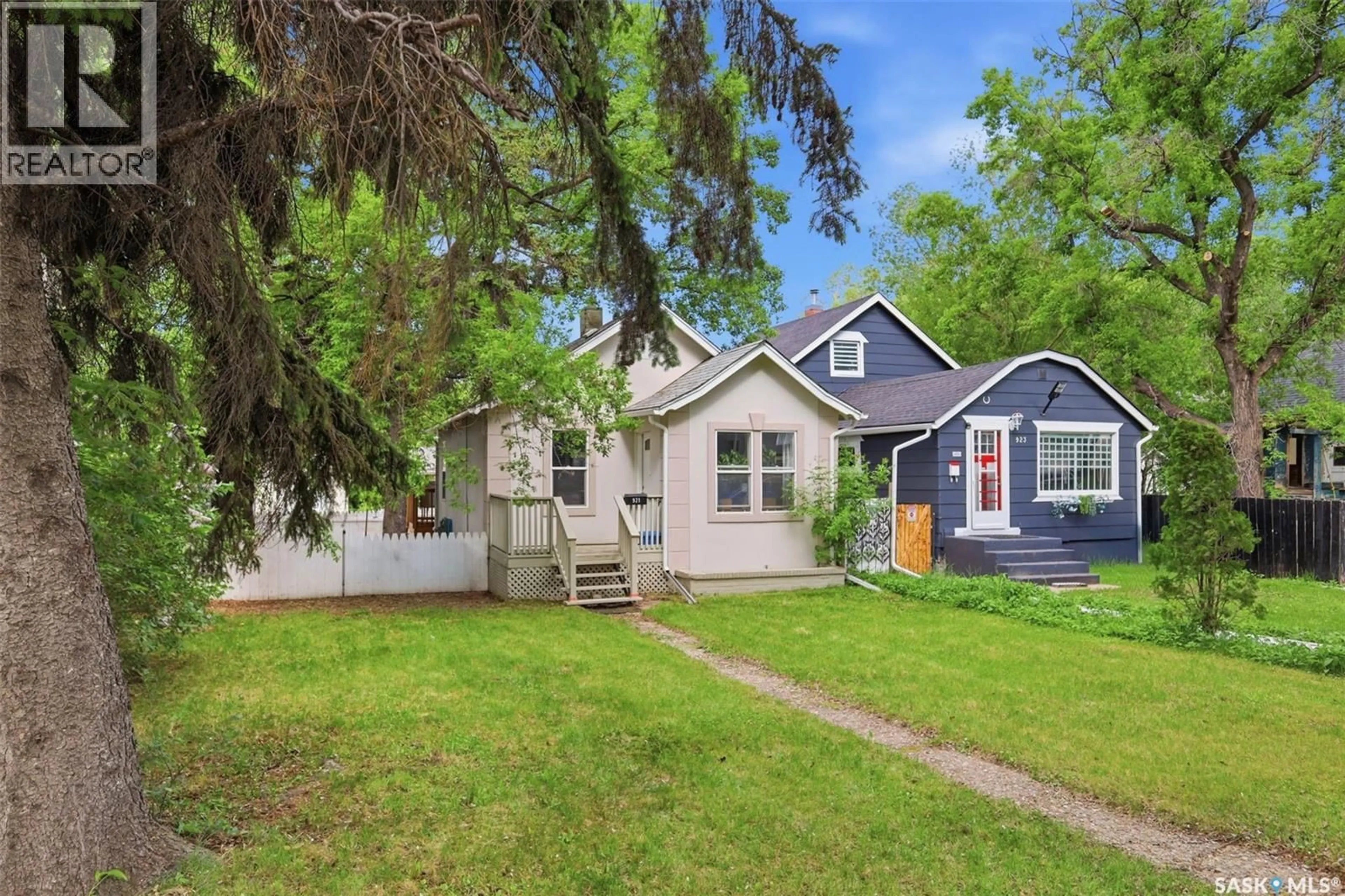 Home with vinyl exterior material, street for 921 H AVENUE N, Saskatoon Saskatchewan S7L2C4