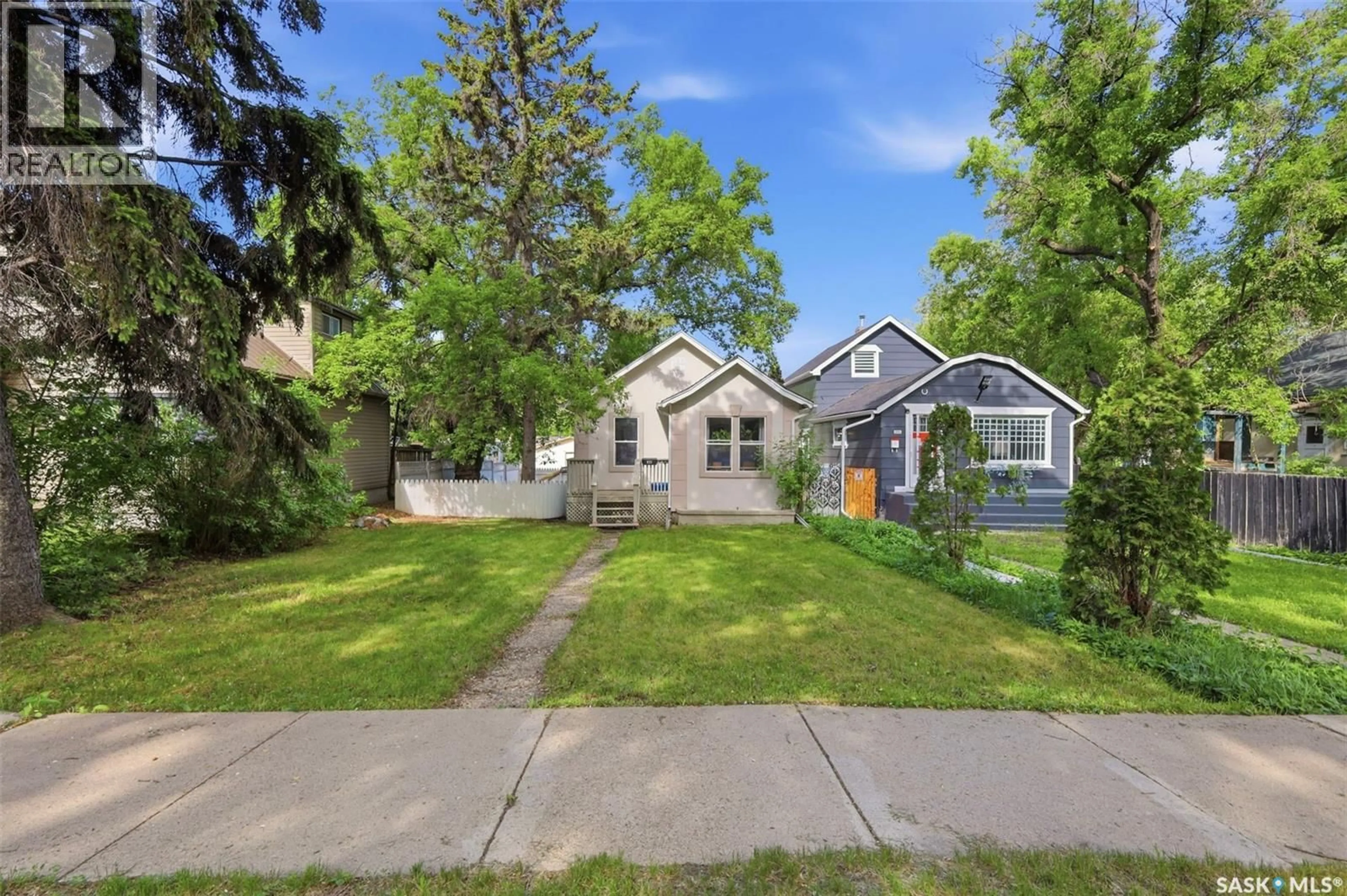 A pic from outside/outdoor area/front of a property/back of a property/a pic from drone, street for 921 H AVENUE N, Saskatoon Saskatchewan S7L2C4