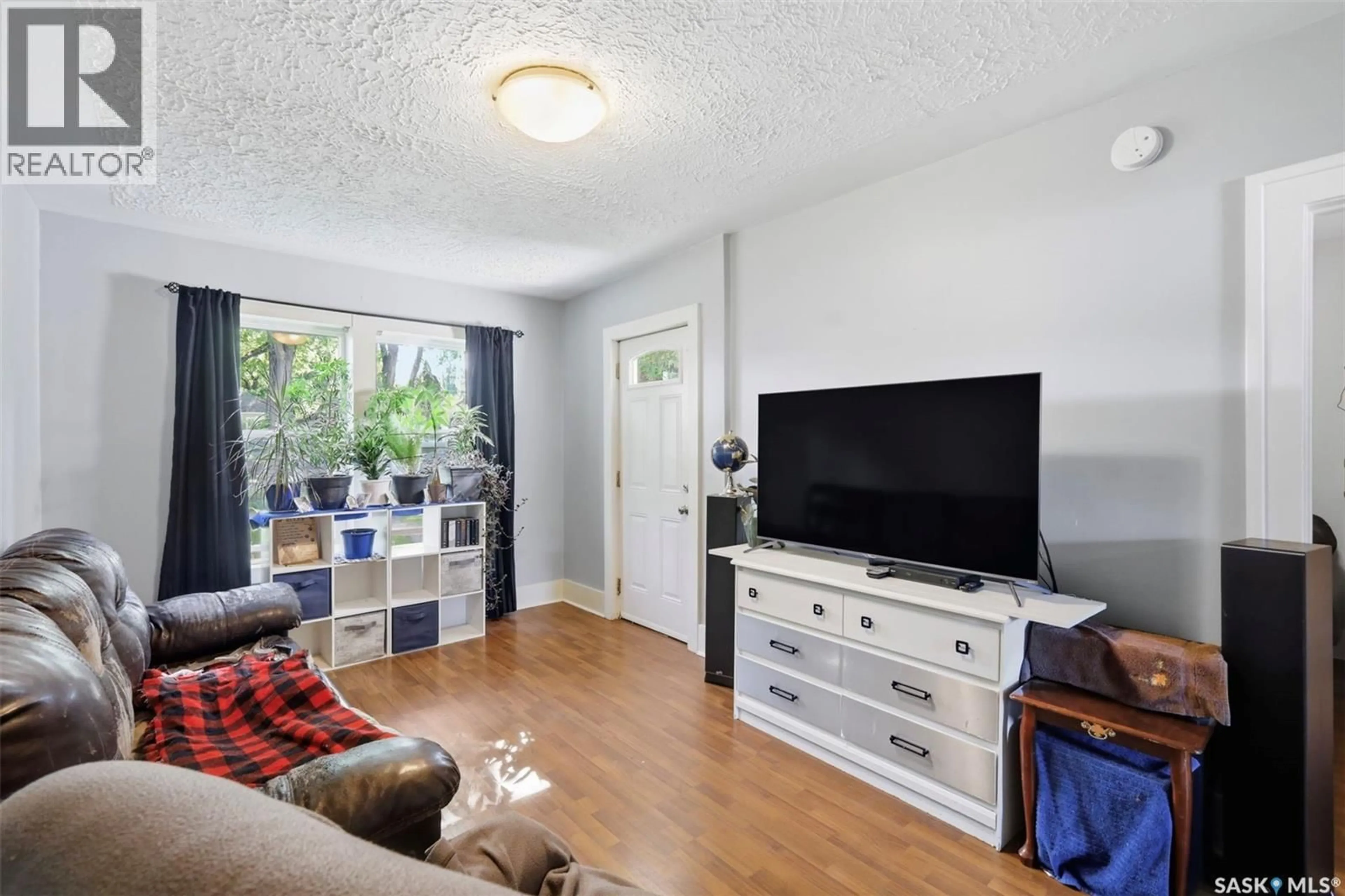Living room with furniture, unknown for 921 H AVENUE N, Saskatoon Saskatchewan S7L2C4
