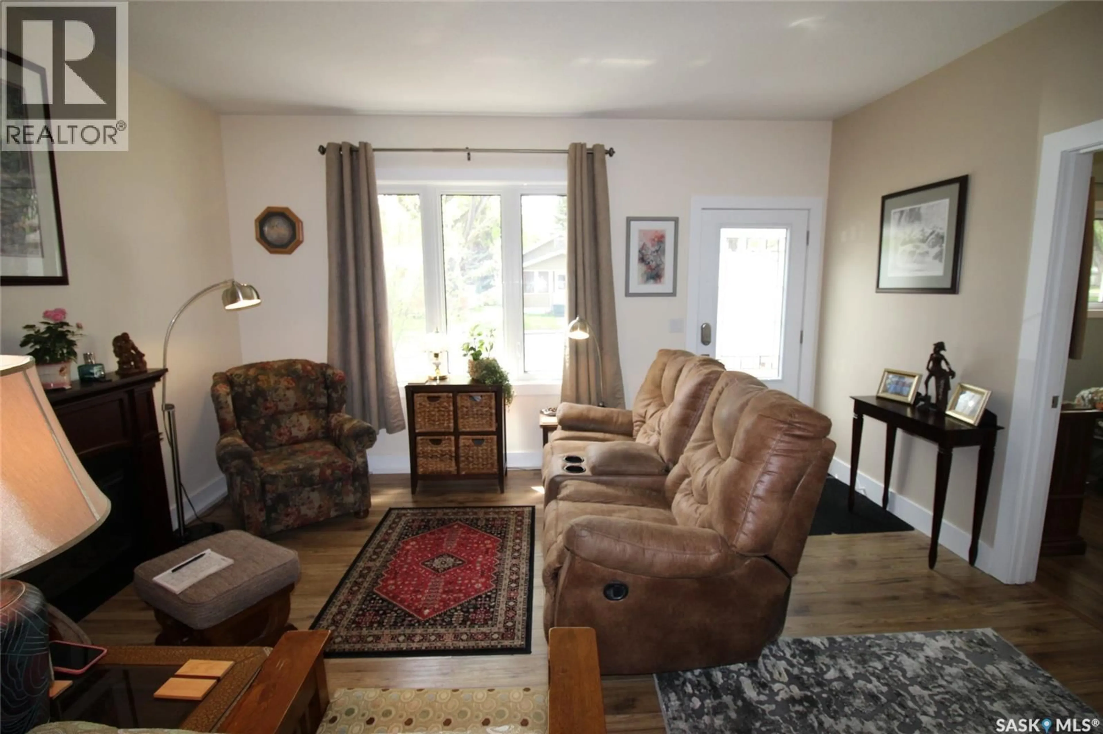 Living room with furniture, unknown for 580 1ST STREET E, Shaunavon Saskatchewan S0N2M0