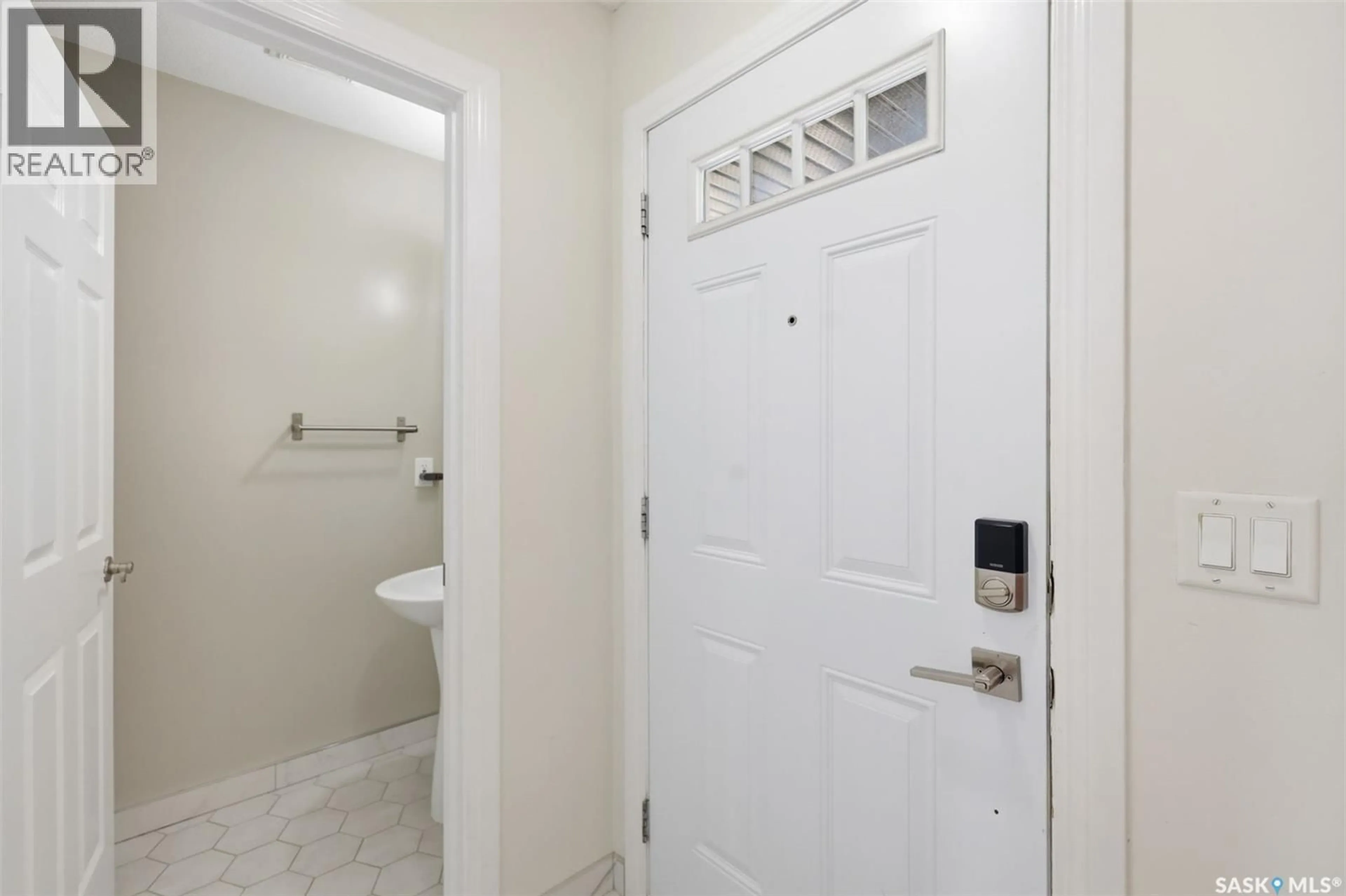 Indoor entryway for 422 BLAKENEY CRESCENT, Saskatoon Saskatchewan S7L7N5