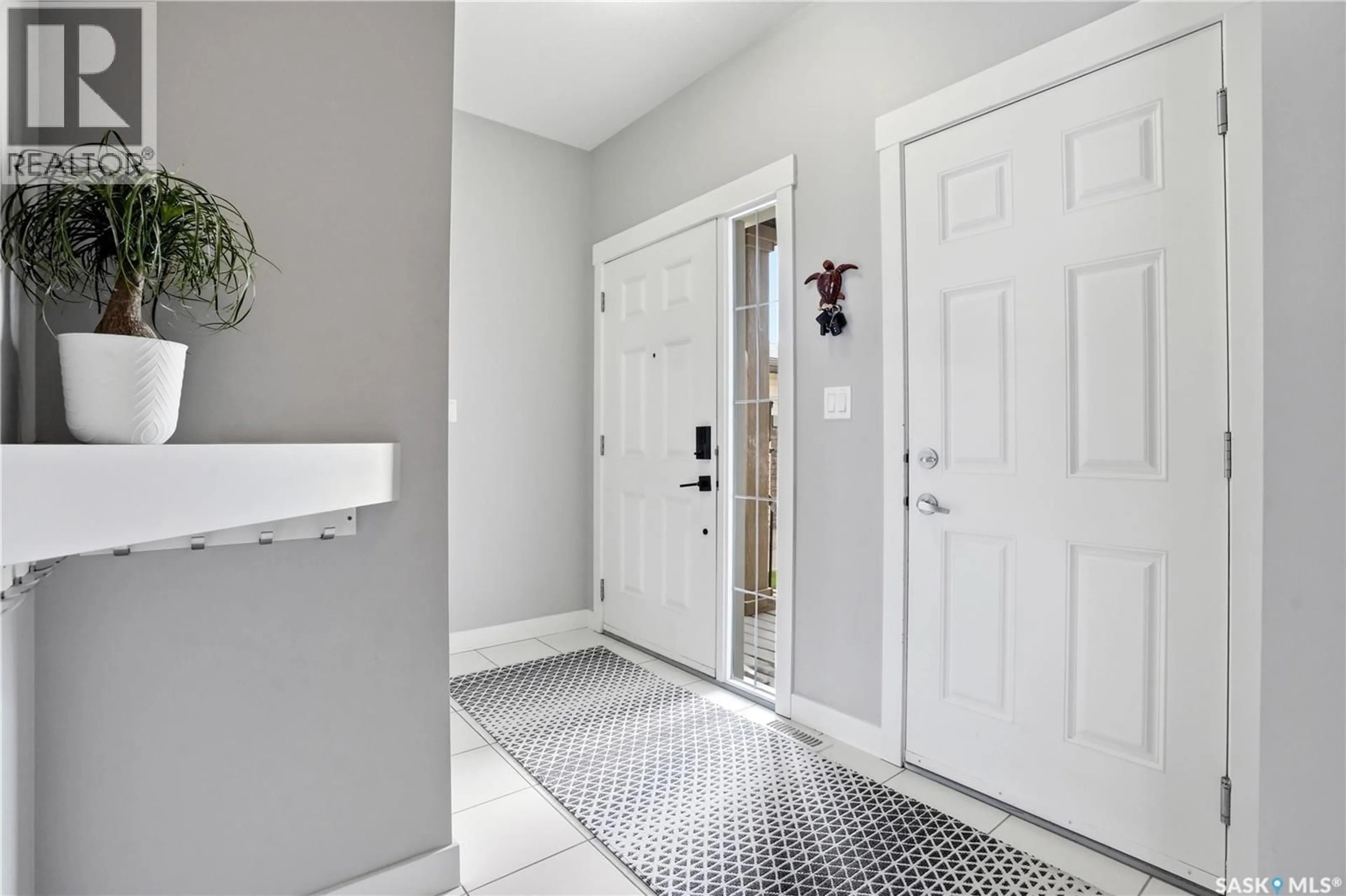 Indoor entryway for 2841 ELGAARD DRIVE, Regina Saskatchewan S4X0M4
