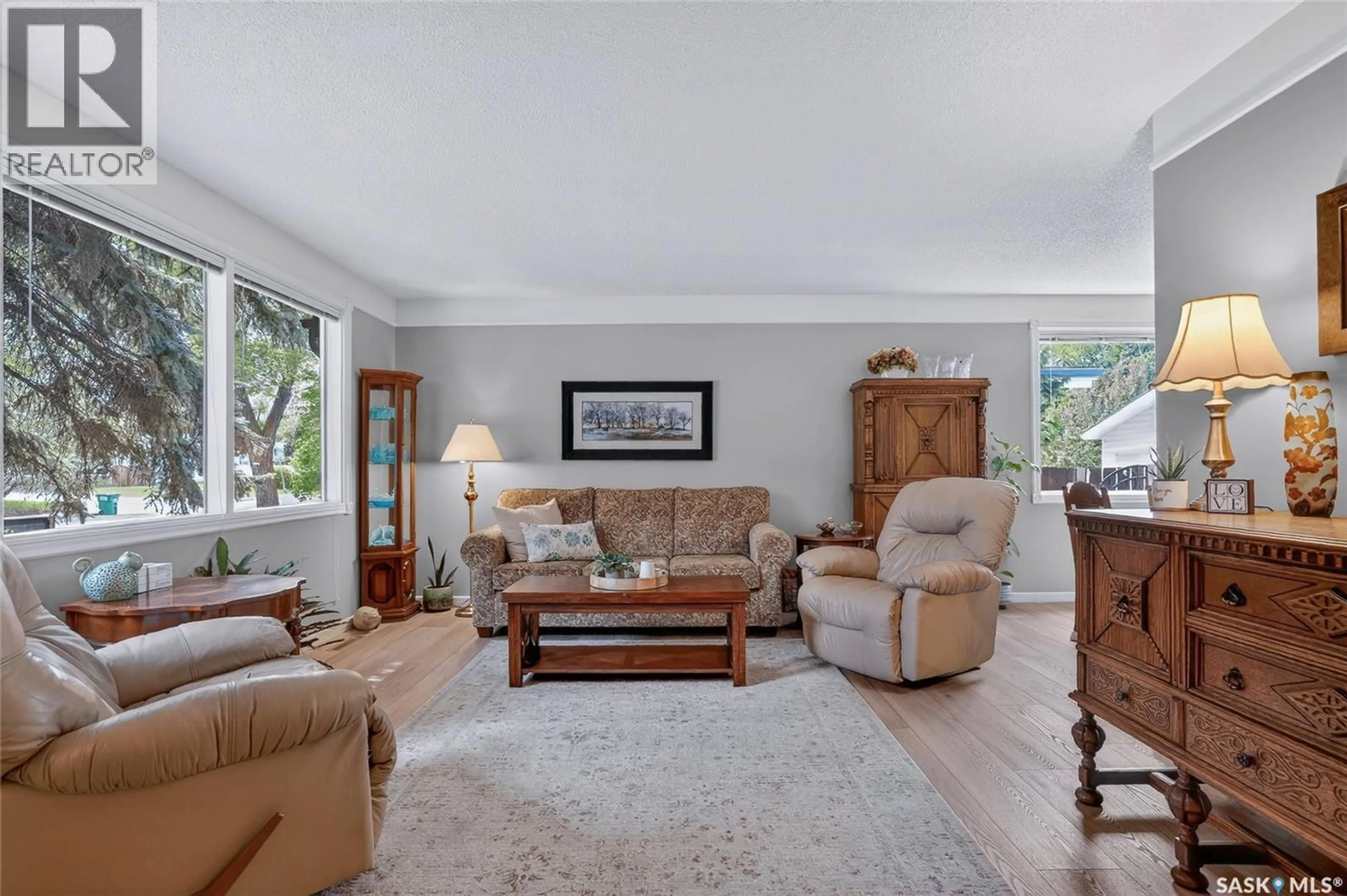 Living room with furniture, unknown for 814 ARLINGTON AVENUE, Saskatoon Saskatchewan S7H2X4