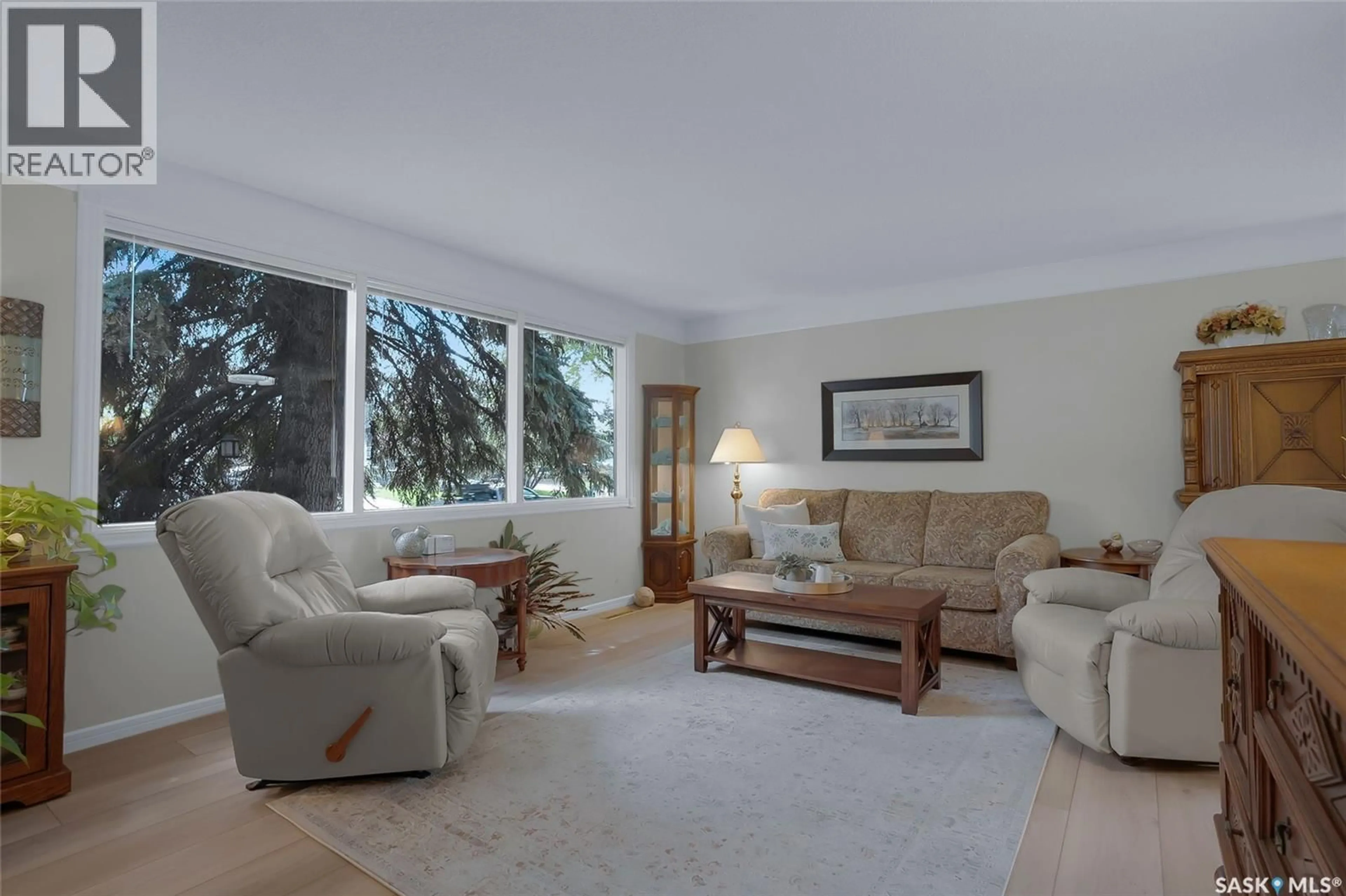 Living room with furniture, unknown for 814 ARLINGTON AVENUE, Saskatoon Saskatchewan S7H2X4