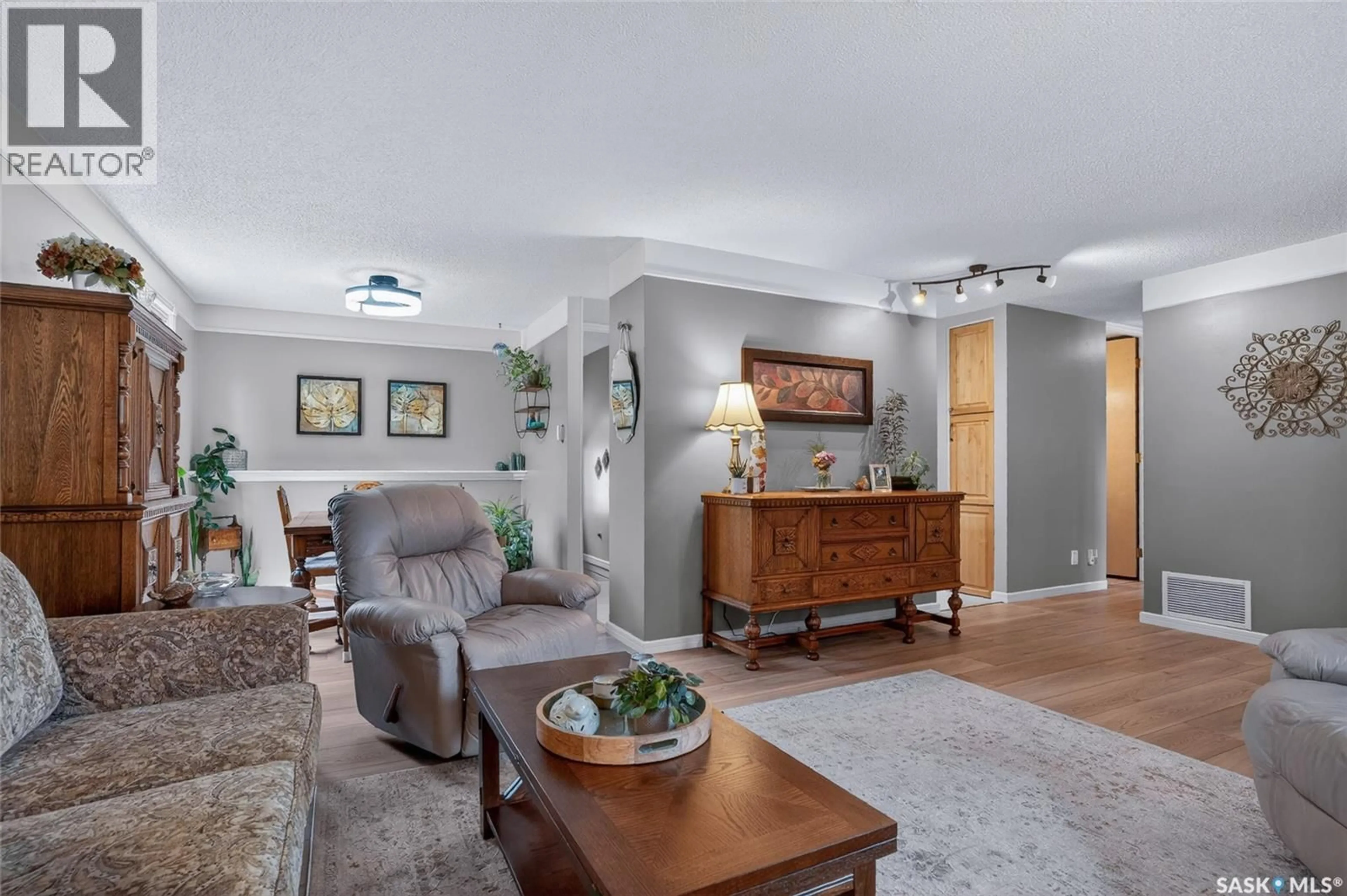Living room with furniture, unknown for 814 ARLINGTON AVENUE, Saskatoon Saskatchewan S7H2X4
