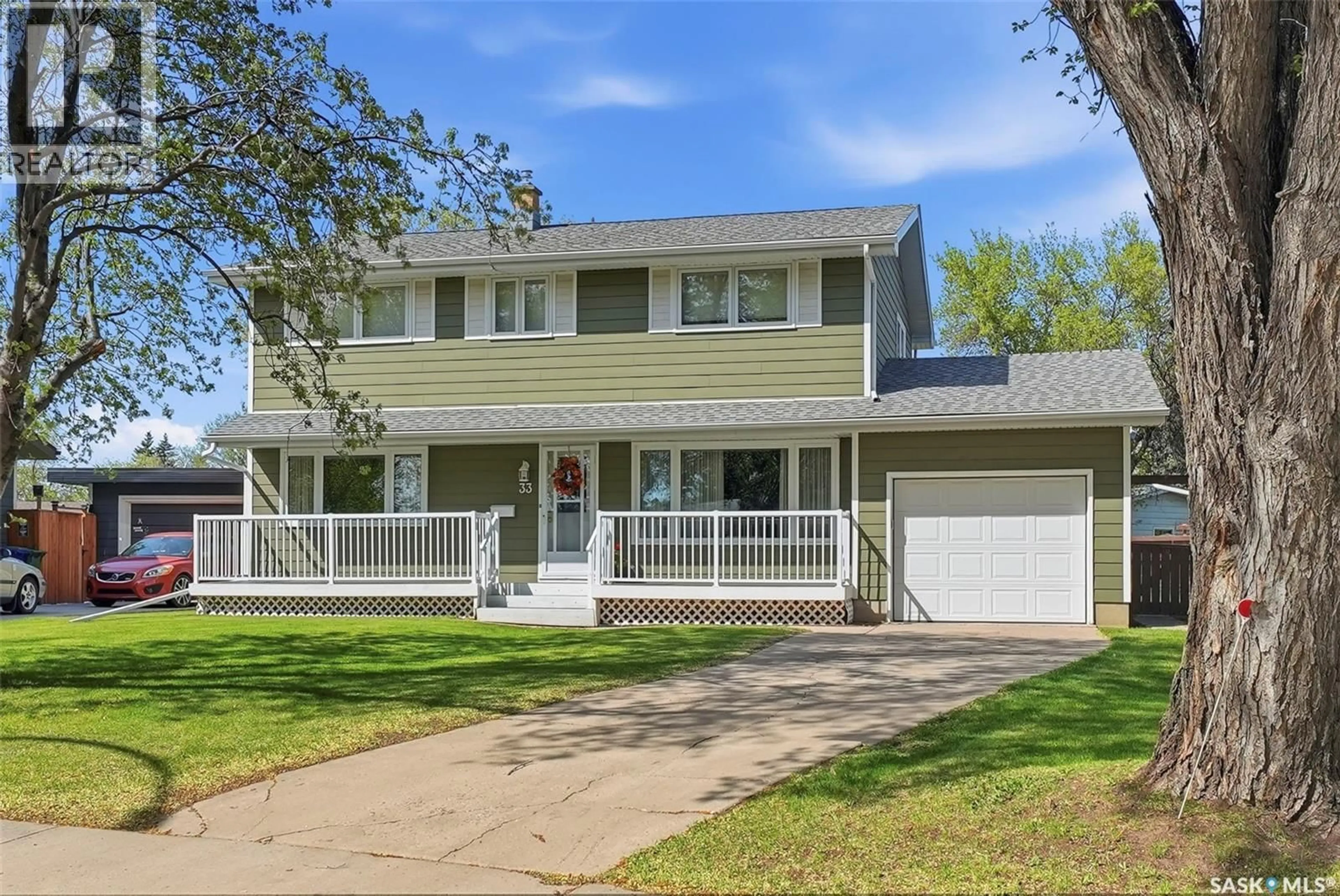Home with vinyl exterior material, street for 33 SPARLING CRESCENT, Saskatoon Saskatchewan S7H3M1