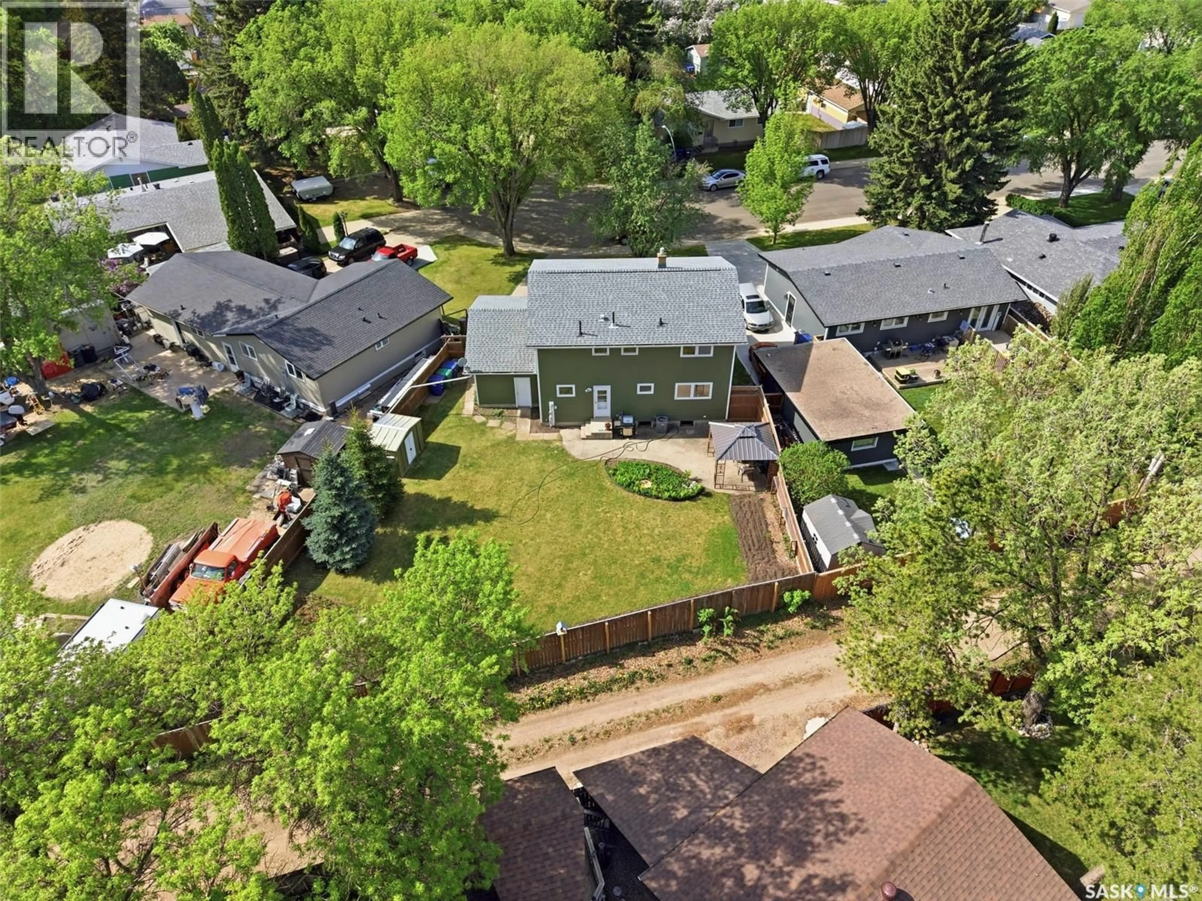 A pic from outside/outdoor area/front of a property/back of a property/a pic from drone, street for 33 SPARLING CRESCENT, Saskatoon Saskatchewan S7H3M1