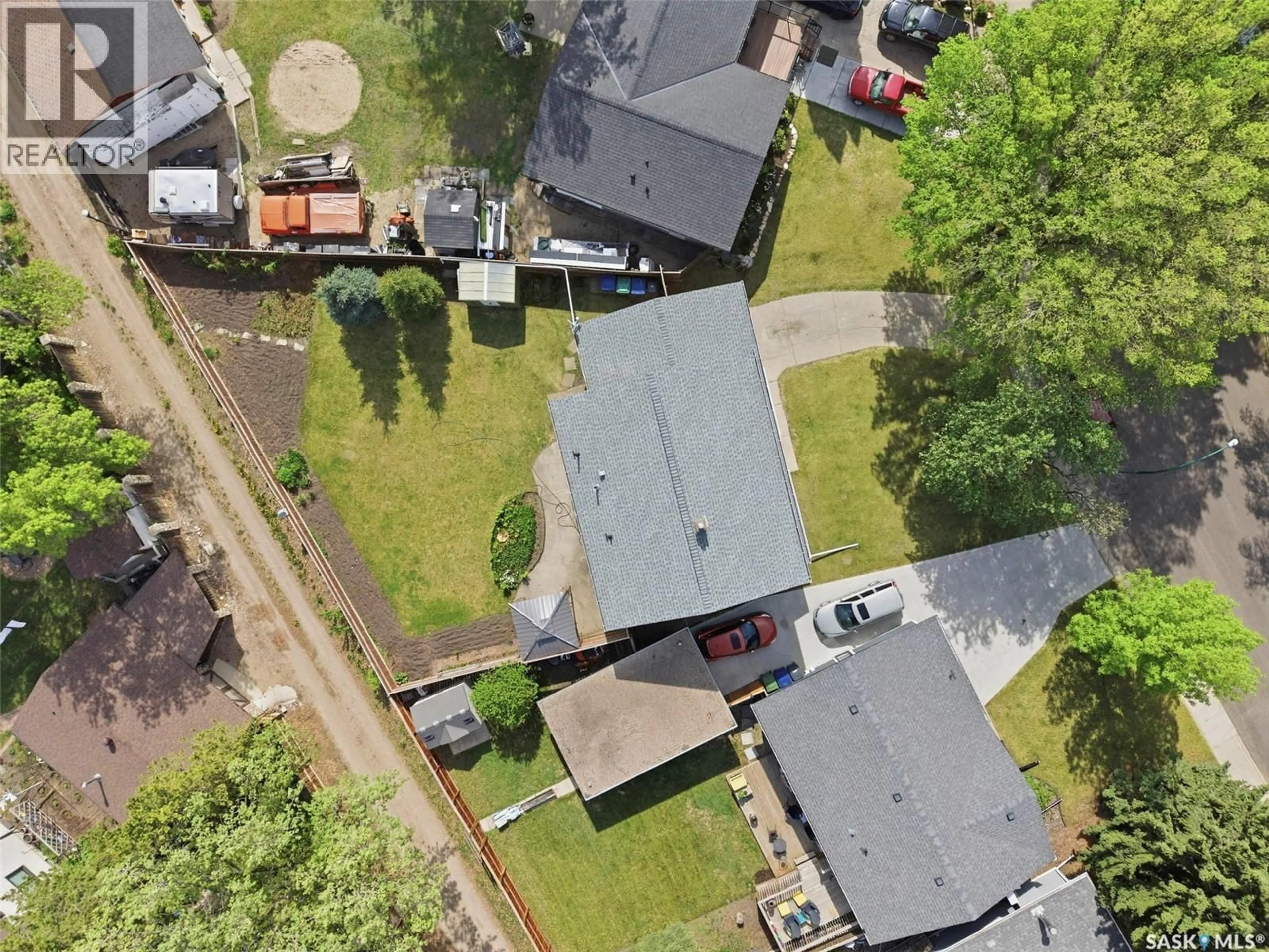 A pic from outside/outdoor area/front of a property/back of a property/a pic from drone, street for 33 SPARLING CRESCENT, Saskatoon Saskatchewan S7H3M1