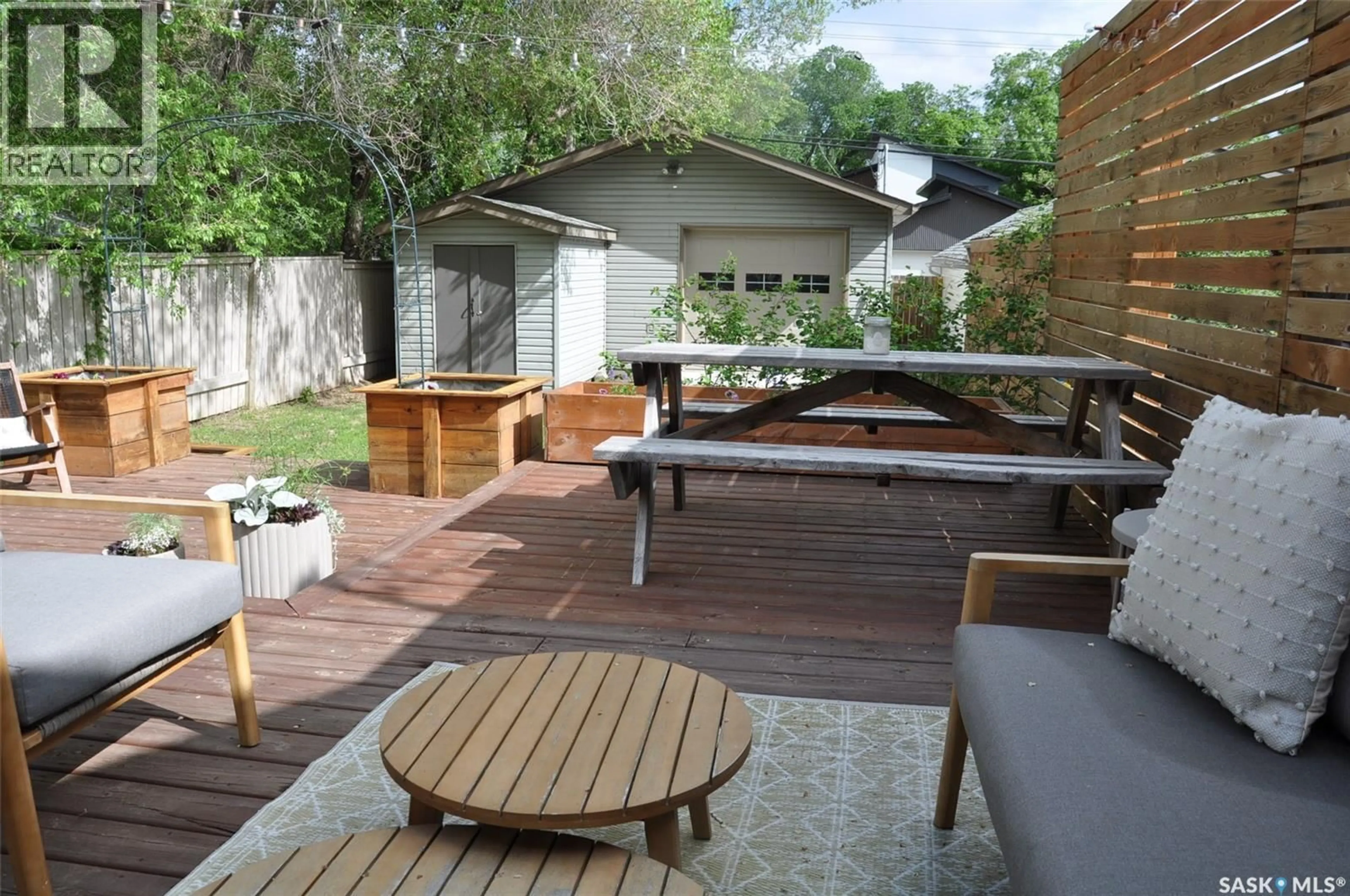 Patio, street for 725 9TH STREET, Saskatoon Saskatchewan S7H0M6
