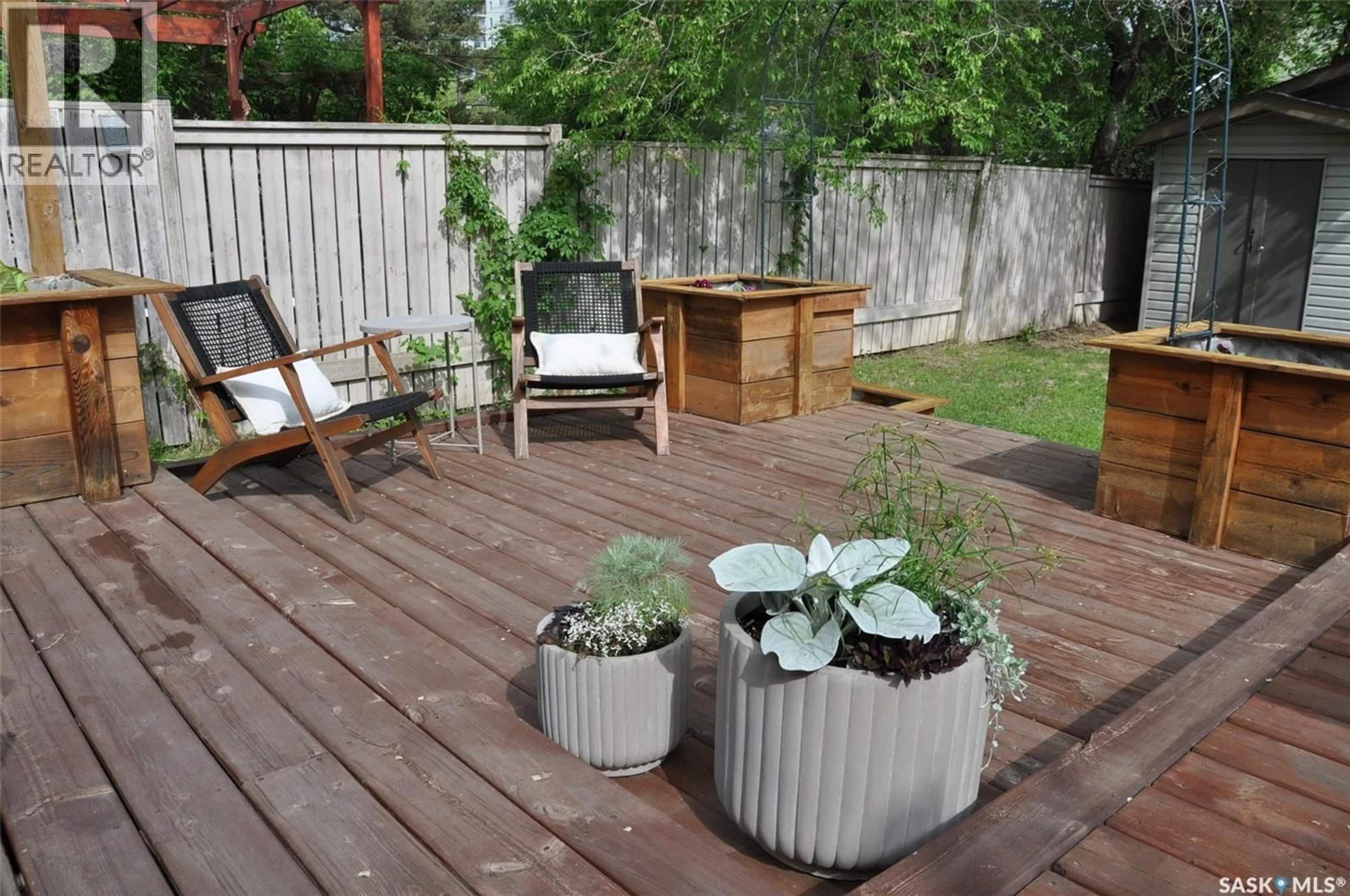 Patio, street for 725 9TH STREET, Saskatoon Saskatchewan S7H0M6