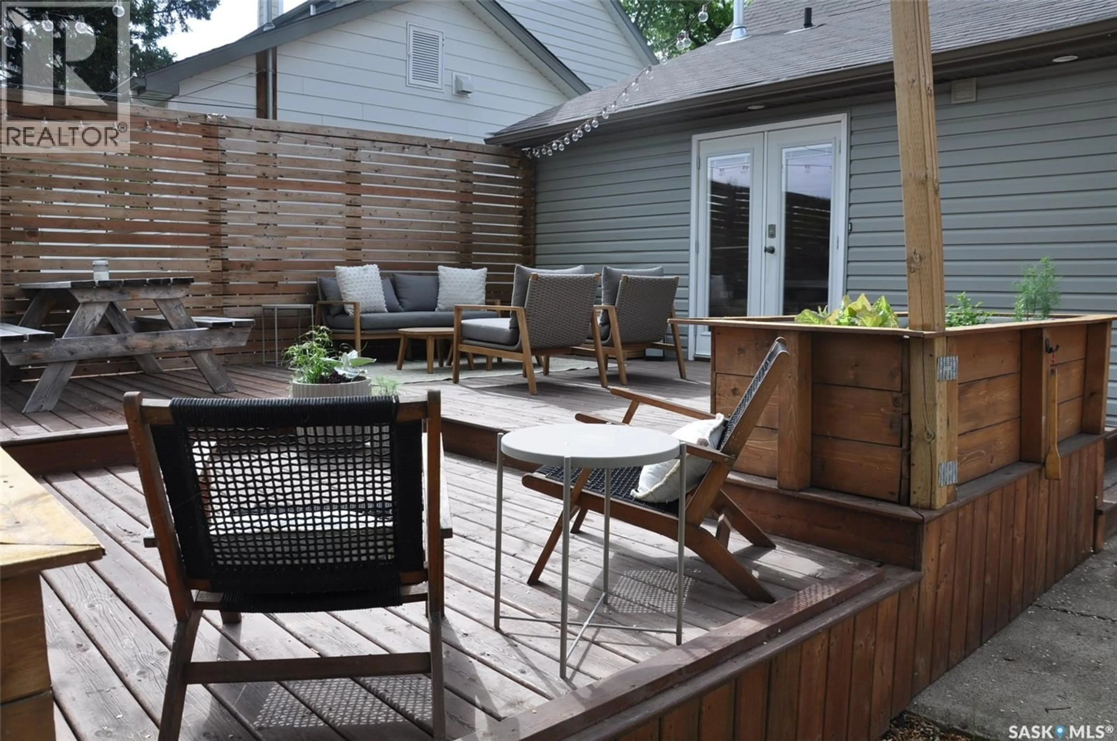 Patio, street for 725 9TH STREET, Saskatoon Saskatchewan S7H0M6