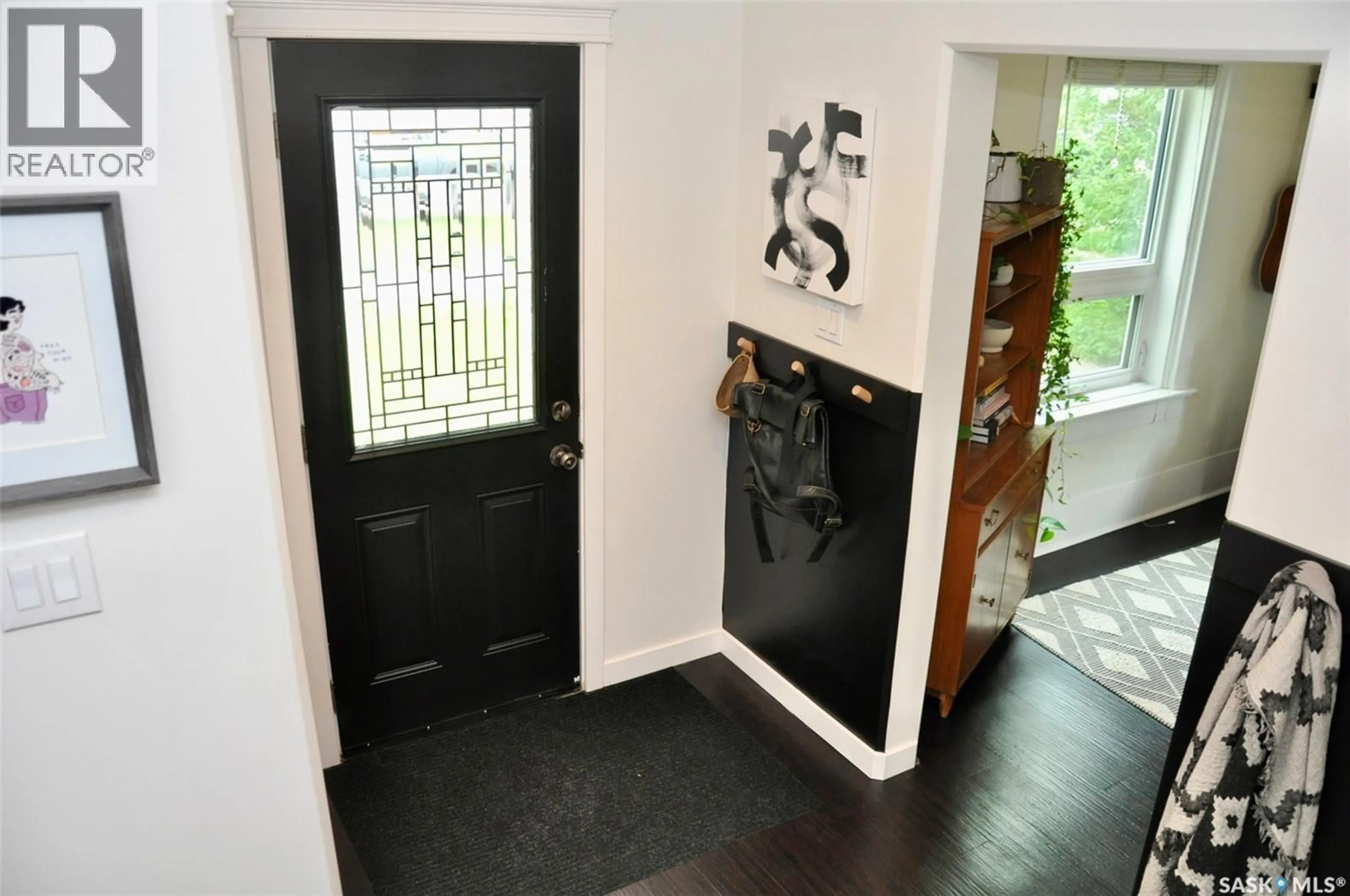 Indoor entryway for 725 9TH STREET, Saskatoon Saskatchewan S7H0M6