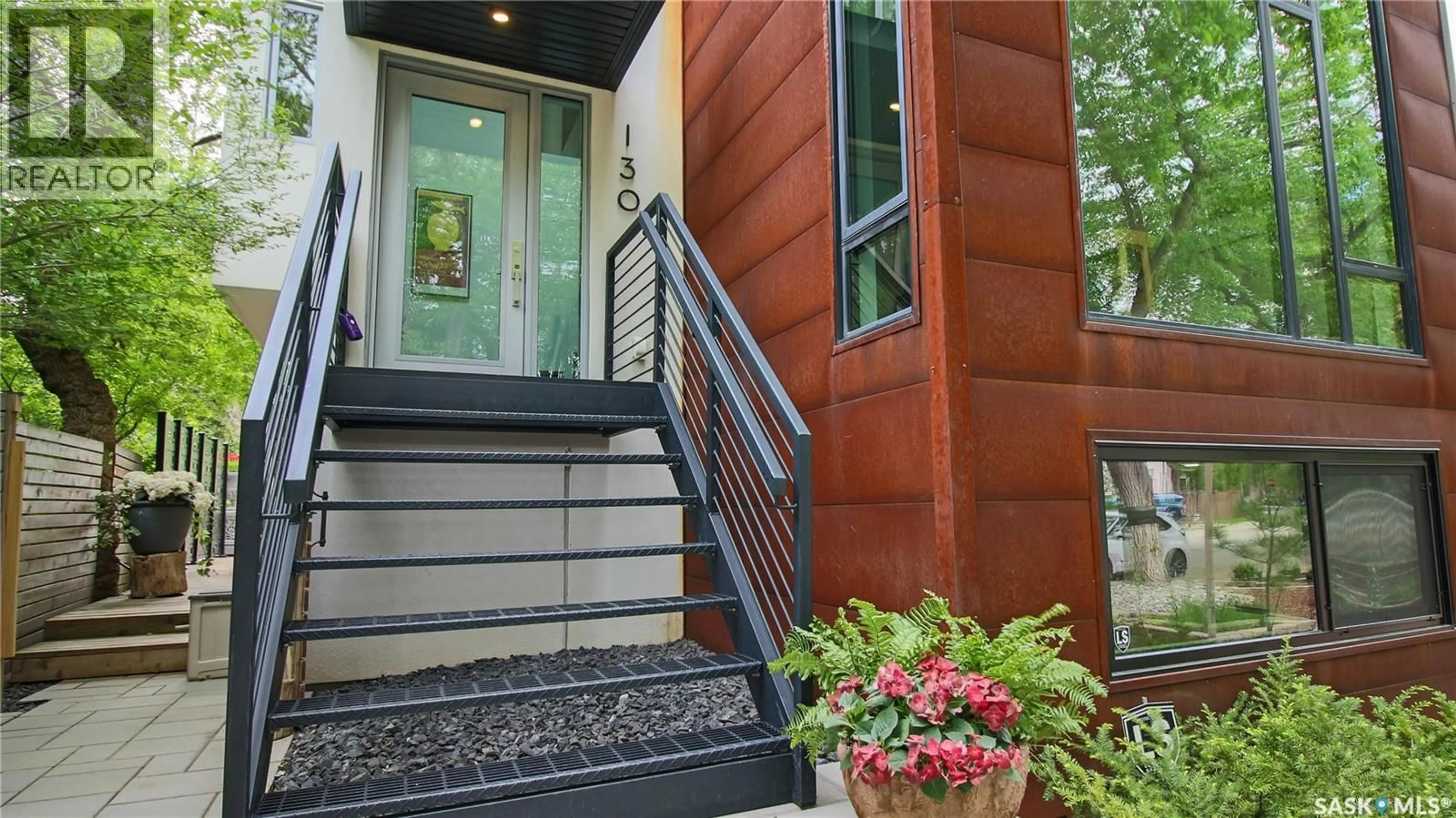 Indoor entryway for 130 CONNAUGHT CRESCENT, Regina Saskatchewan S4T6M9