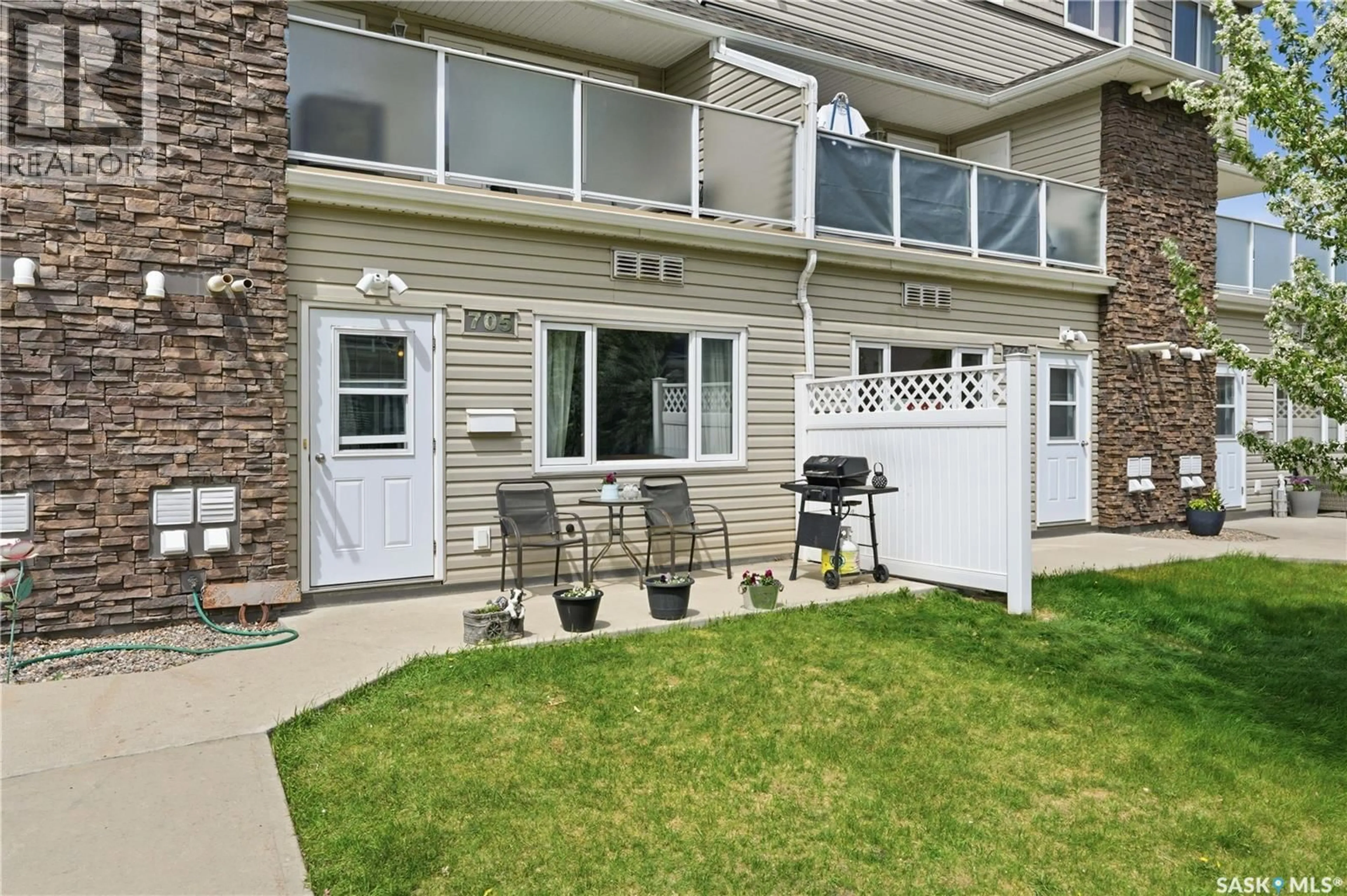 Patio, street for 1022 - 705 HAMPTON CIRCLE, Saskatoon Saskatchewan S7R0K3