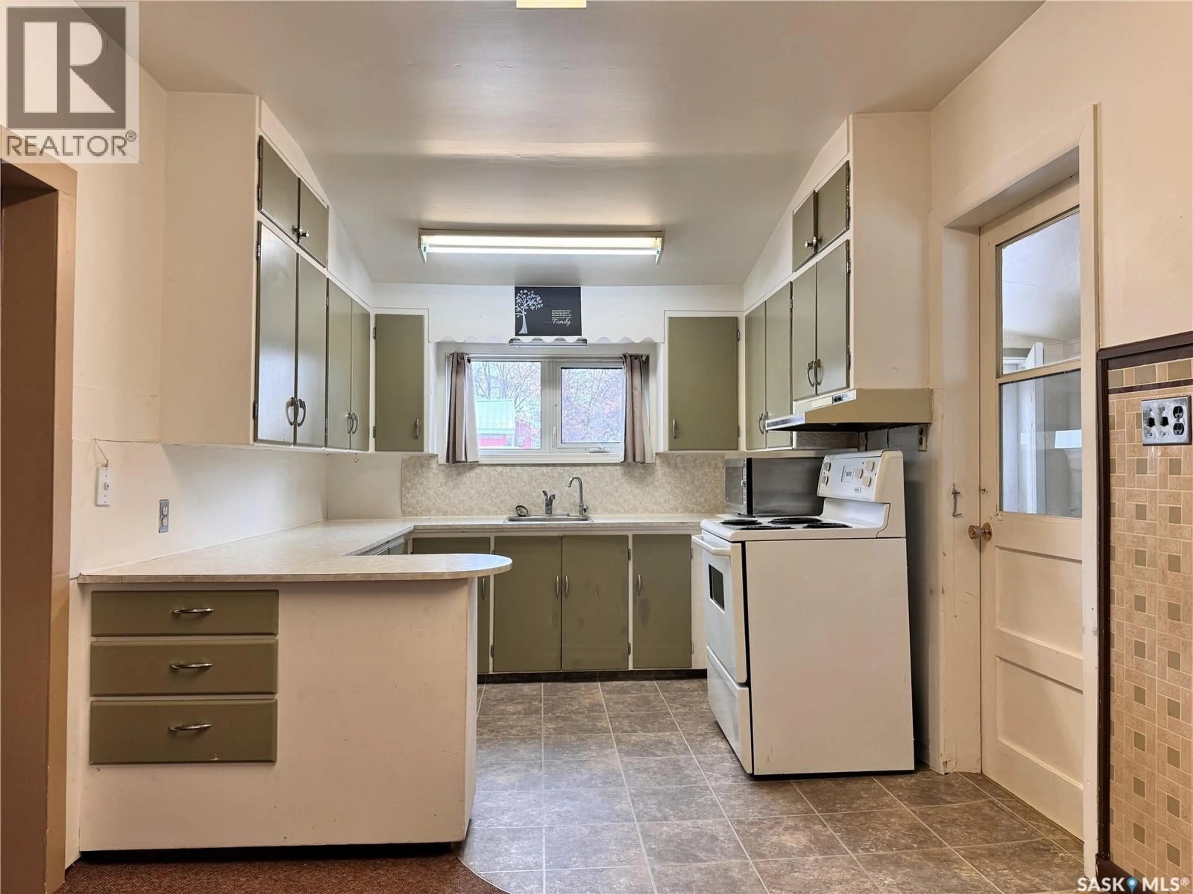 Standard kitchen, ceramic/tile floor for E - 309 A AVENUE, Wynyard Saskatchewan S0A4T0
