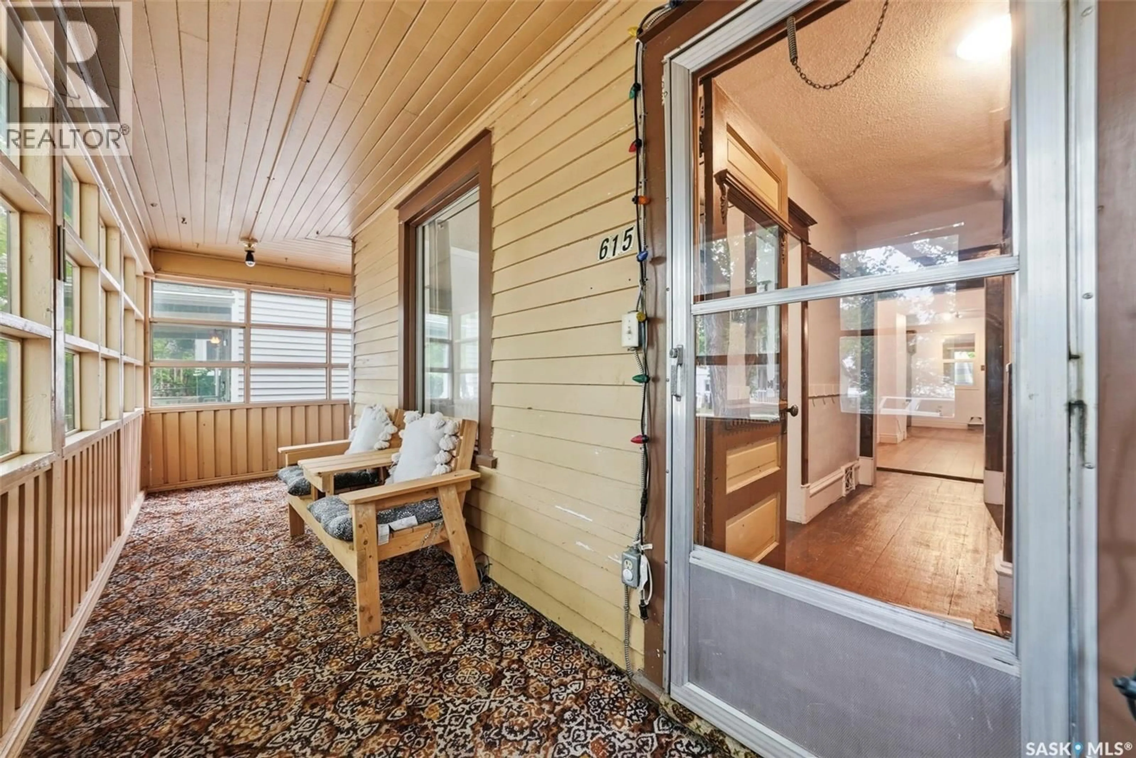 Indoor entryway for 615 G AVENUE, Saskatoon Saskatchewan S7M1V8