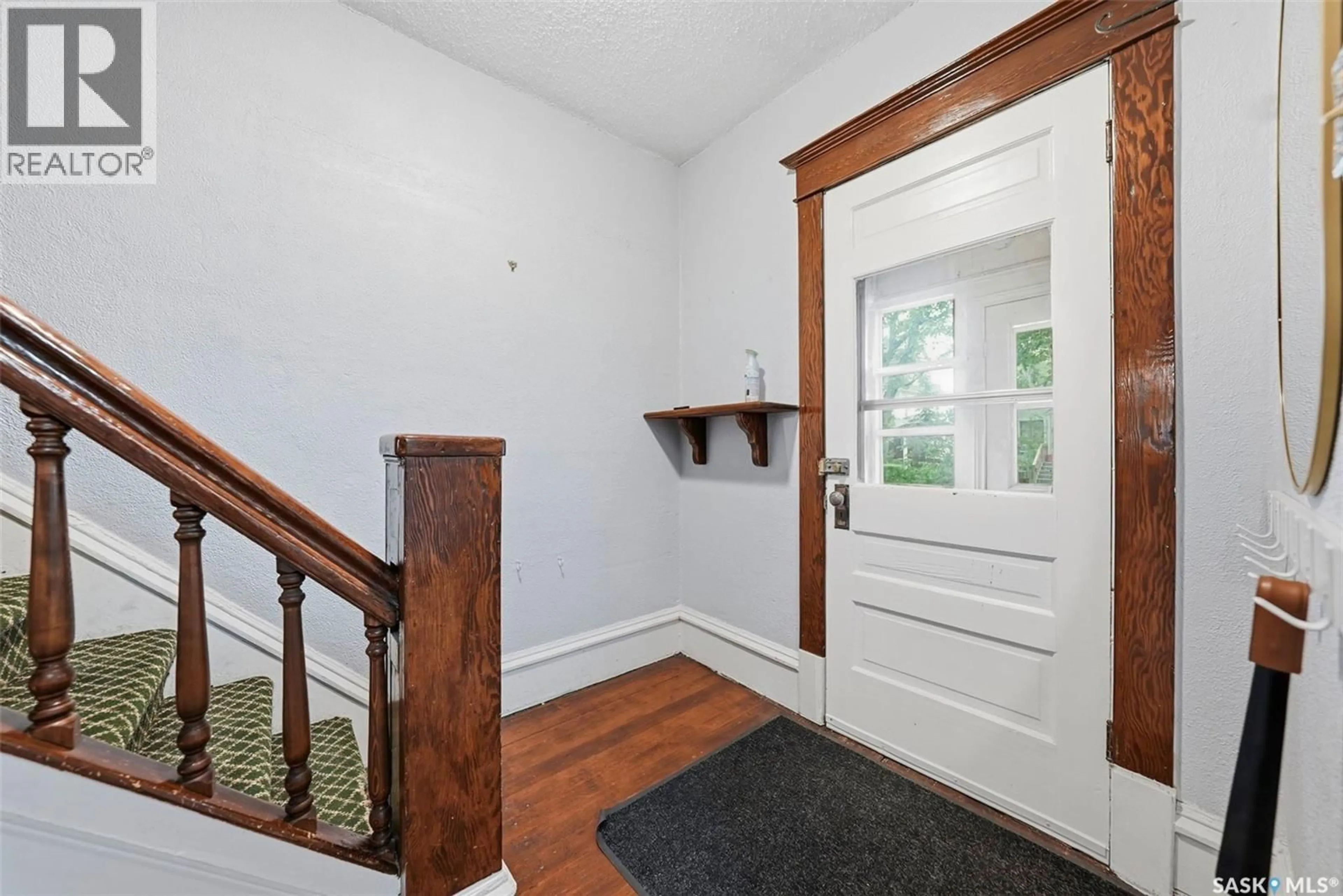 Indoor entryway for 615 G AVENUE, Saskatoon Saskatchewan S7M1V8