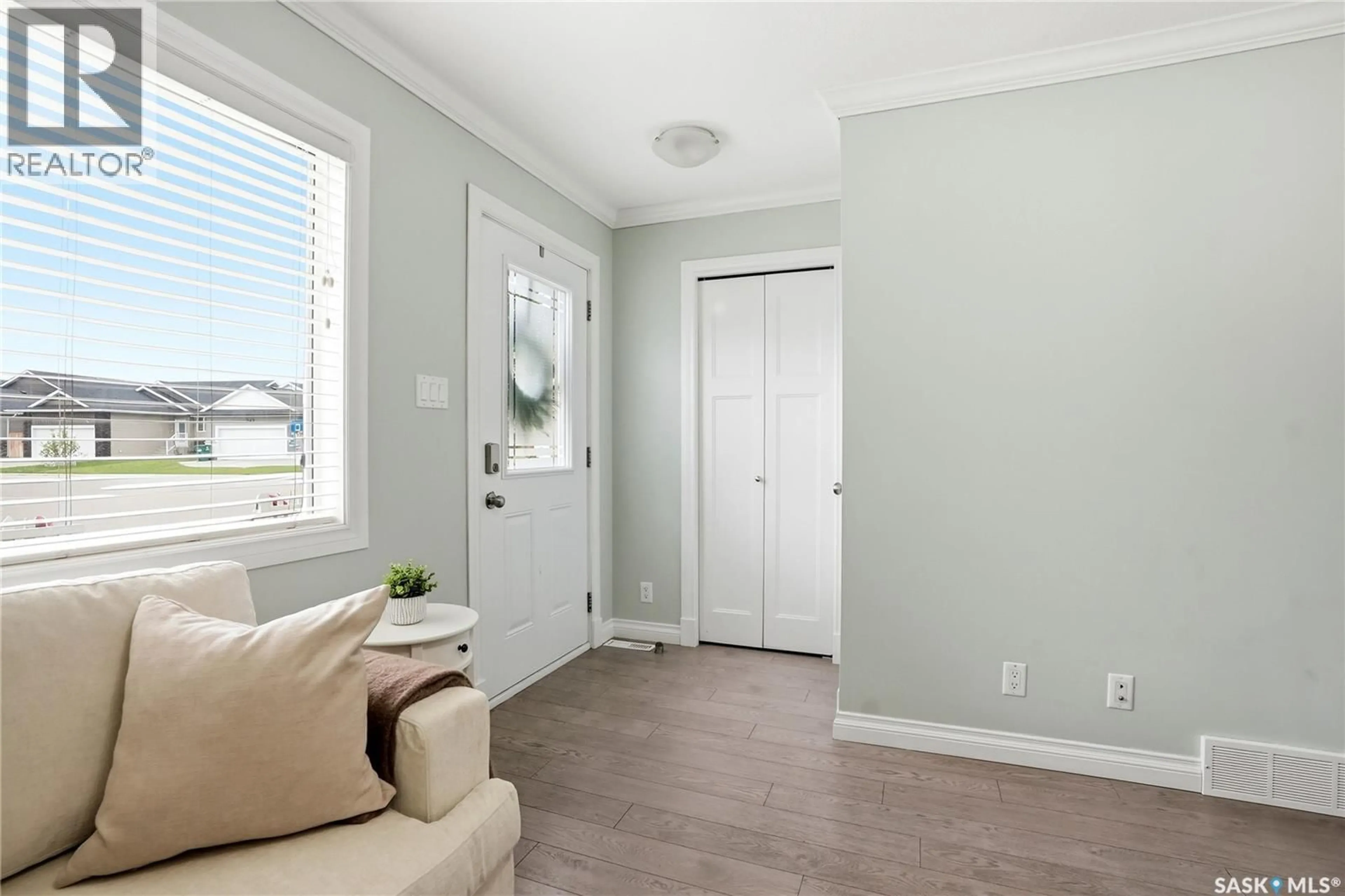 Indoor entryway for 409 225 HASSARD CLOSE, Saskatoon Saskatchewan S7L2W8