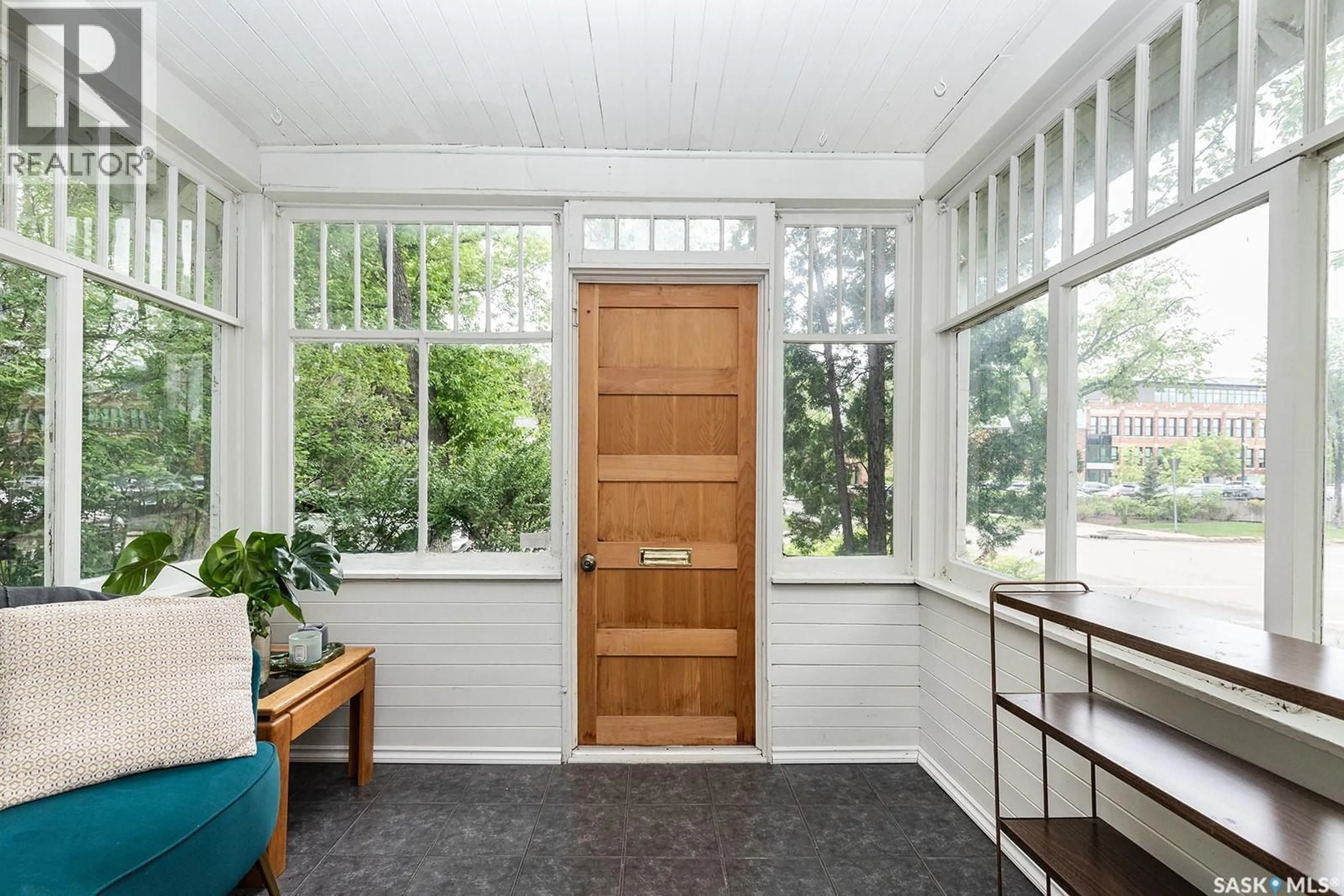 Indoor entryway for 840 8TH AVENUE, Saskatoon Saskatchewan S7K2X2