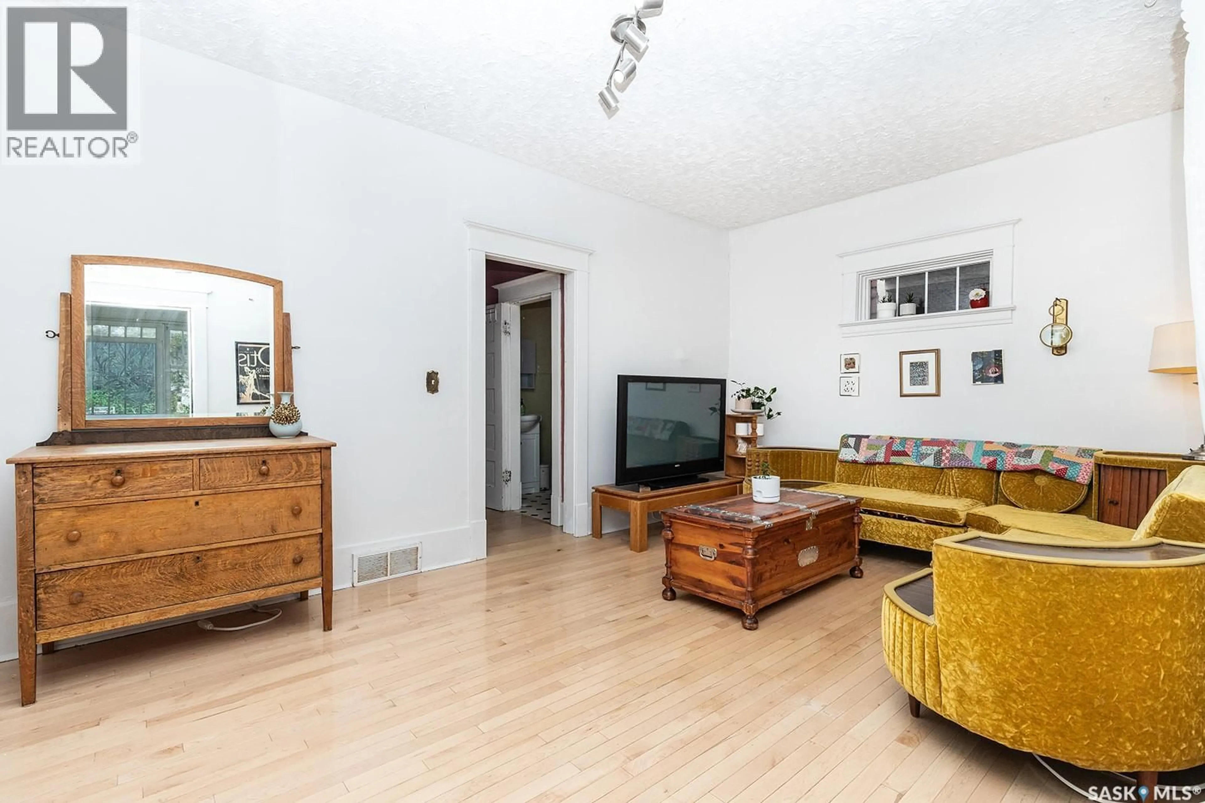 Living room with furniture, unknown for 840 8TH AVENUE, Saskatoon Saskatchewan S7K2X2