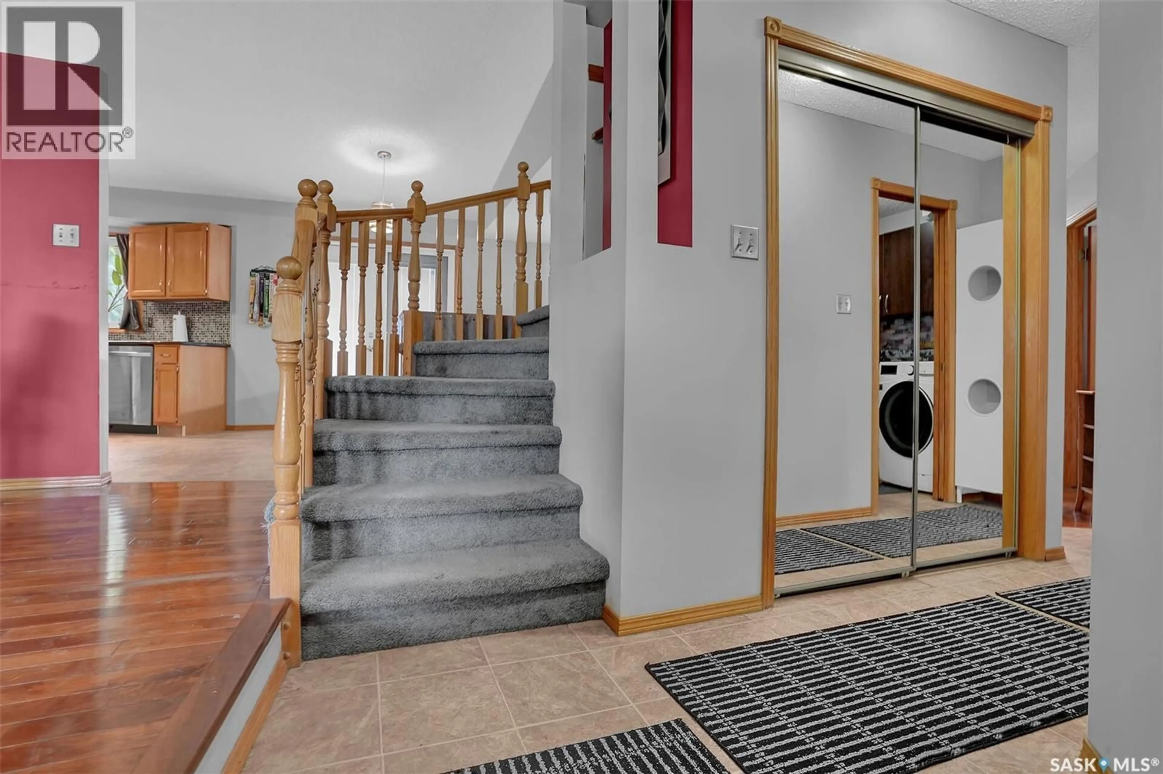 Indoor foyer for 3312 GLOUCESTER BAY, Regina Saskatchewan S4V2T9